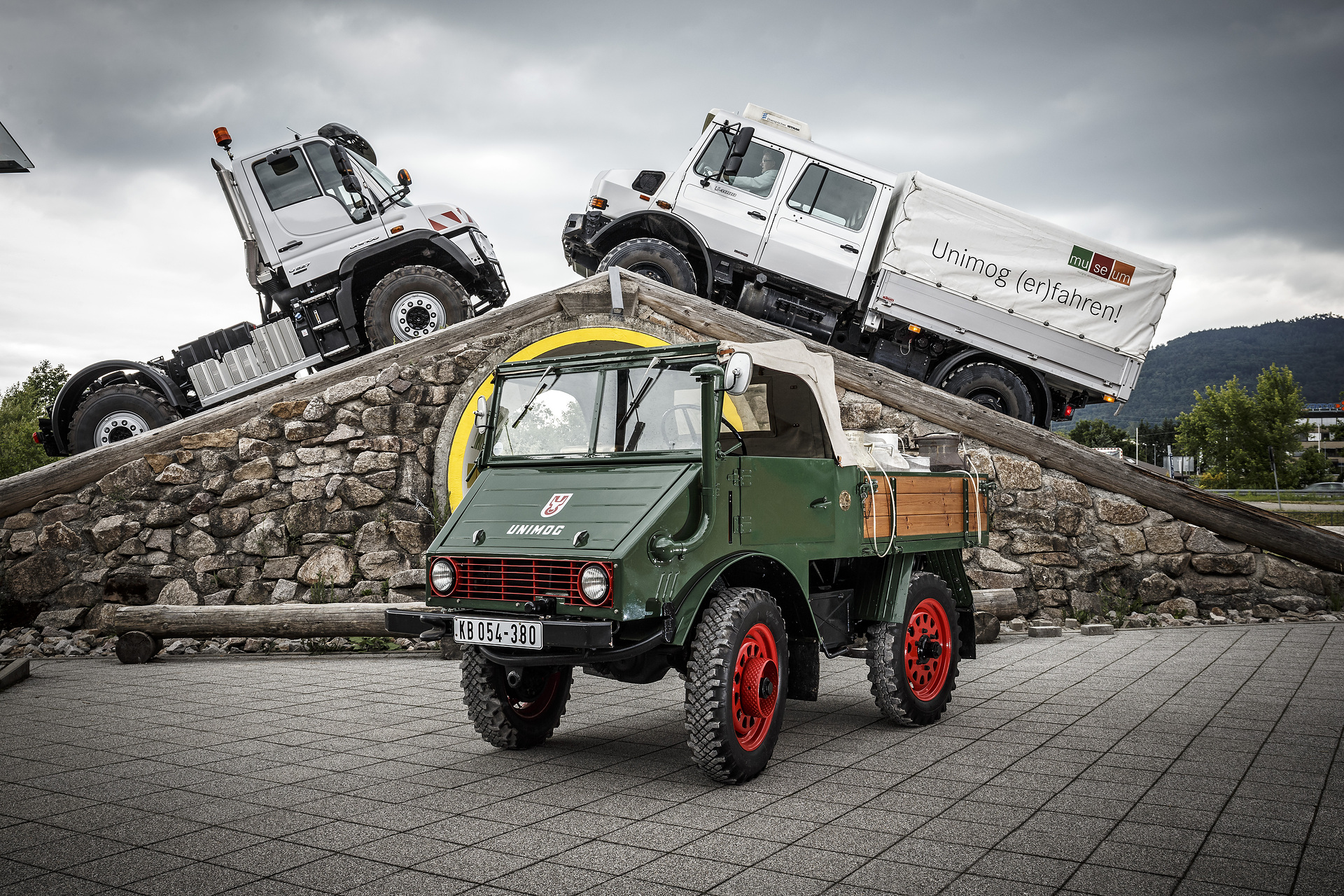 Das Unimog-Museum zeigt die bewegte Geschichte des Universal-Motor-Geräts und lässt die Faszination Unimog auf einem Geländeparcours erlebbar werden. Ein Unimog Geräteträger U 527 der neuesten Generation mit einem Unimog U 2010 (Baujahr 1953) sowie einem Unimog U 4000 Doppelkabine (Baujahr 2012) (von links nach rechts). In und um Gaggenau: Der Unimog-Club Gaggenau e.V. feiert sein 25-jähriges Jubiläum