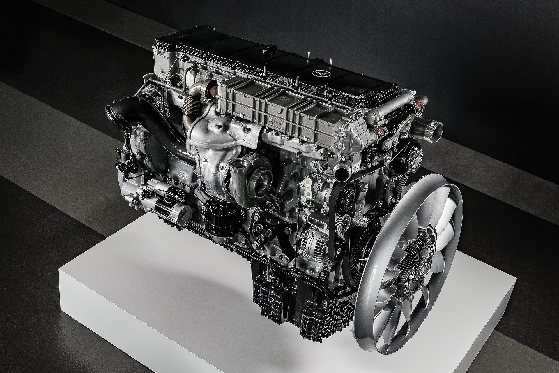 Gemeinsam haben das Mercedes-Benz Werk Mannheim und die Daimler Trucks North America (DTNA) Tochter Detroit Diesel Corporation bereits eine Million Heavy-Duty-Motoren produziert. Die Reihensechszylinder treiben mittelschwere und schwere Nutzfahrzeuge an und lassen mit einem Hubraumspektrum von 10,7l bis 15,6l und Leistungsstufen von 240 kW bis 480 kW keine Kundenwünsche offen. Produktionsjubiläum: Eine Million Weltmotoren für Daimler Trucks