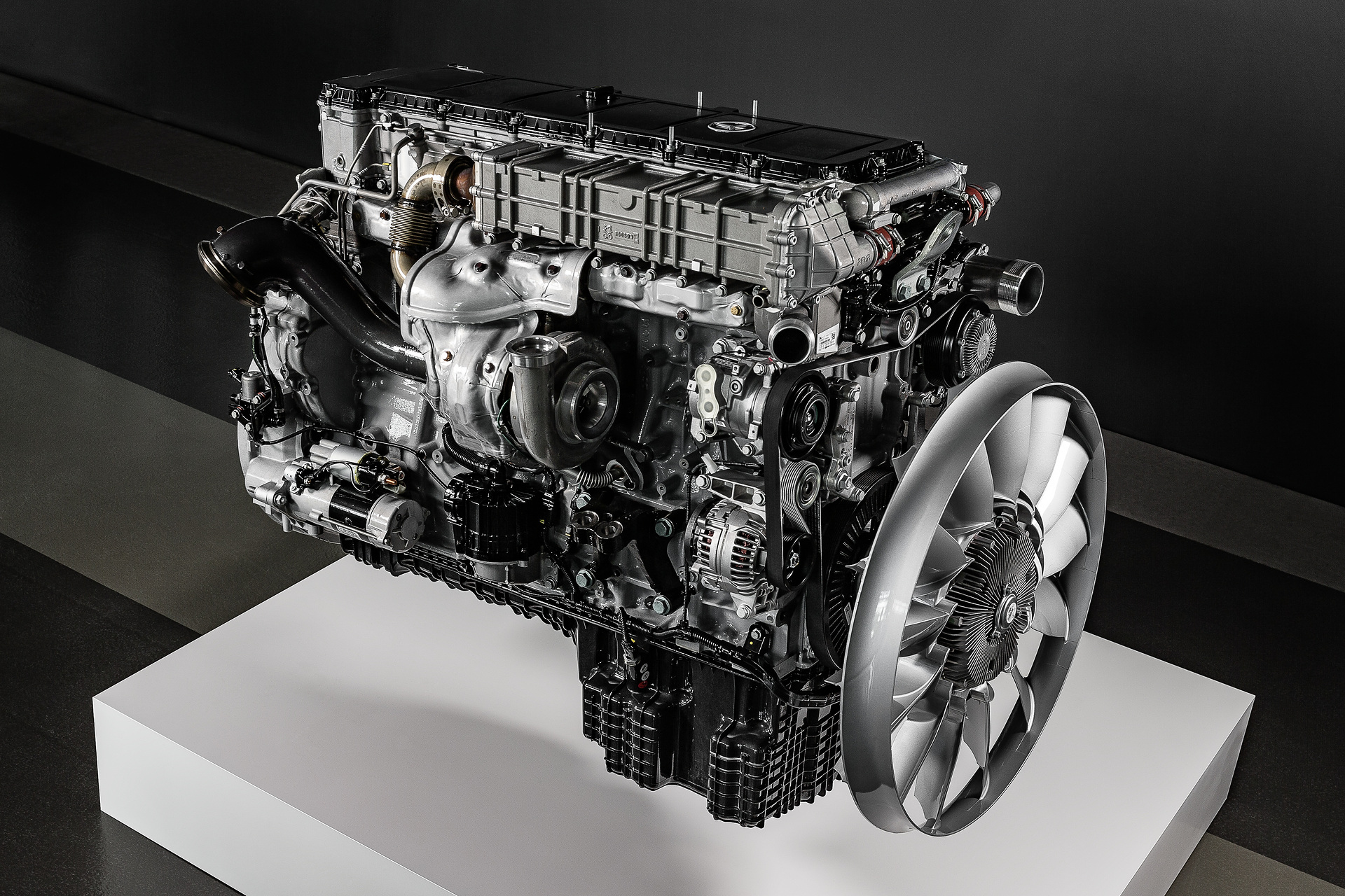 Gemeinsam haben das Mercedes-Benz Werk Mannheim und die Daimler Trucks North America (DTNA) Tochter Detroit Diesel Corporation bereits eine Million Heavy-Duty-Motoren produziert. Die Reihensechszylinder treiben mittelschwere und schwere Nutzfahrzeuge an und lassen mit einem Hubraumspektrum von 10,7l bis 15,6l und Leistungsstufen von 240 kW bis 480 kW keine Kundenwünsche offen. Produktionsjubiläum: Eine Million Weltmotoren für Daimler Trucks
