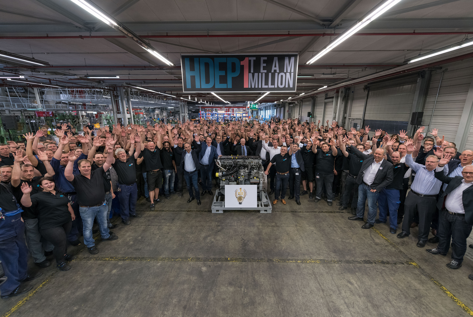 Die Mannschaft des Mercedes-Benz Werkes Mannheim beim Bandablauf des millionsten Reihensechszylinders, der in schweren Nutzfahrzeugen zum Einsatz kommt. Das Mannheimer Motorenwerk und die Daimler Trucks North America (DTNA) Tochter Detroit Diesel Corporation erreichten gemeinsam diesen besonderen Meilenstein im internationalen Powertrain-Produktionsnetzwerk von Daimler Trucks. Produktionsjubiläum: Eine Million Weltmotoren für Daimler Trucks