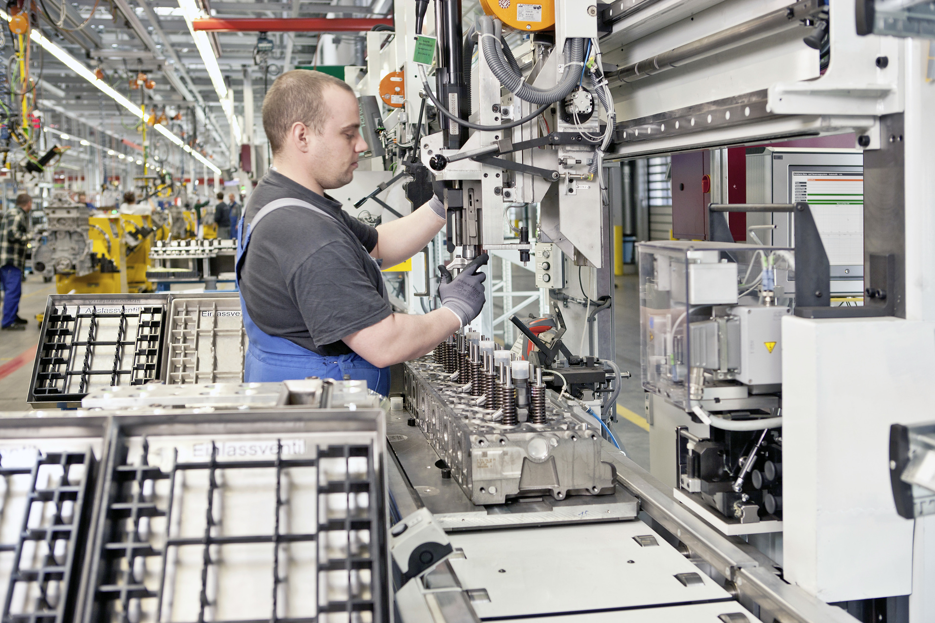 Mercedes-Benz Werk Mannheim: Einbau des Injektors in der Vormontage des Zylinderkopfes des Motorenwerkes für Nutzfahrzeuge. Produktionsjubiläum: Eine Million Weltmotoren für Daimler Trucks