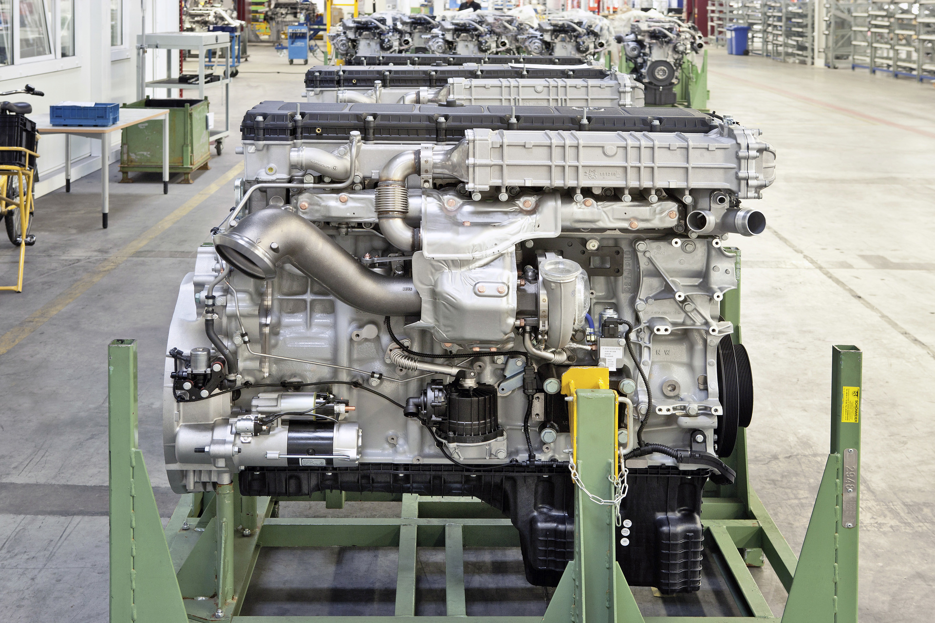 Mercedes-Benz Werk Mannheim: Versand des Motors in der Montage des Motorenwerkes für Nutzfahrzeuge. Produktionsjubiläum: Eine Million Weltmotoren für Daimler Trucks