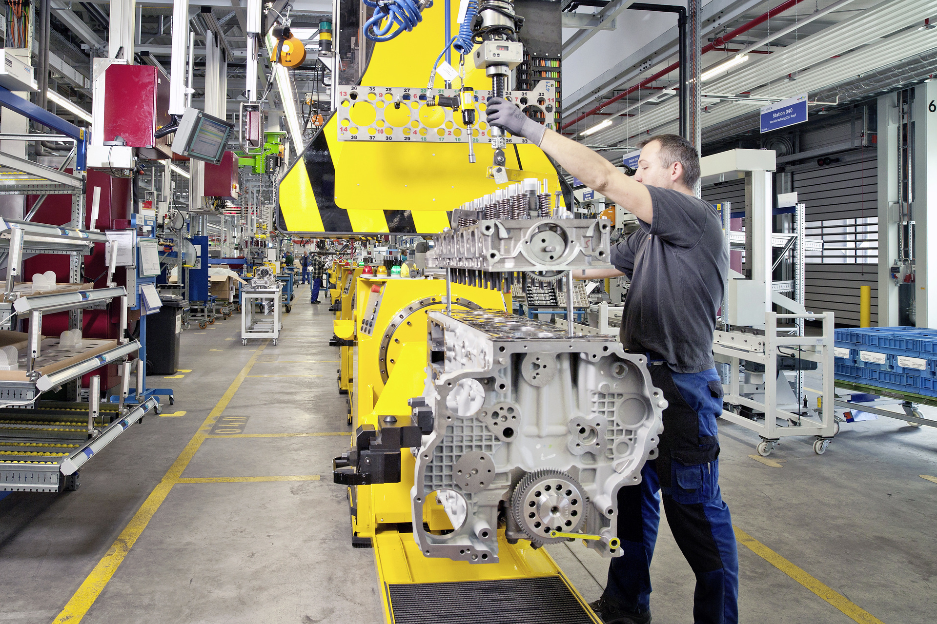 Mercedes-Benz Werk Mannheim: Montage des Zylinderkopfes im Motorenwerk für Nutzfahrzeuge. Produktionsjubiläum: Eine Million Weltmotoren für Daimler Trucks