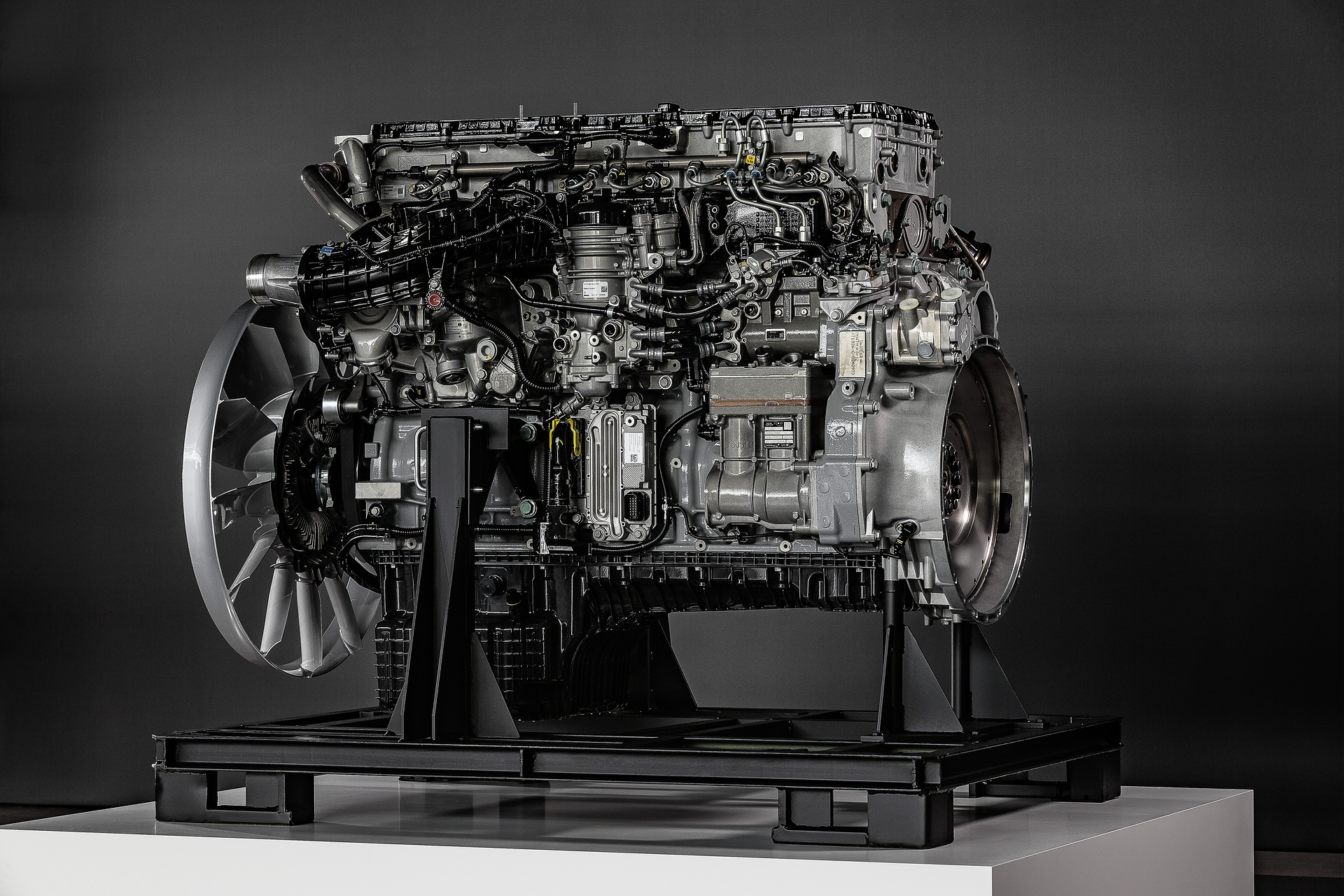 Gemeinsam haben das Mercedes-Benz Werk Mannheim und die Daimler Trucks North America (DTNA) Tochter Detroit Diesel Corporation bereits eine Million Heavy-Duty-Motoren produziert. Die Reihensechszylinder treiben mittelschwere und schwere Nutzfahrzeuge an und lassen mit einem Hubraumspektrum von 10,7l bis 15,6l und Leistungsstufen von 240 kW bis 480 kW keine Kundenwünsche offen. Produktionsjubiläum: Eine Million Weltmotoren für Daimler Trucks