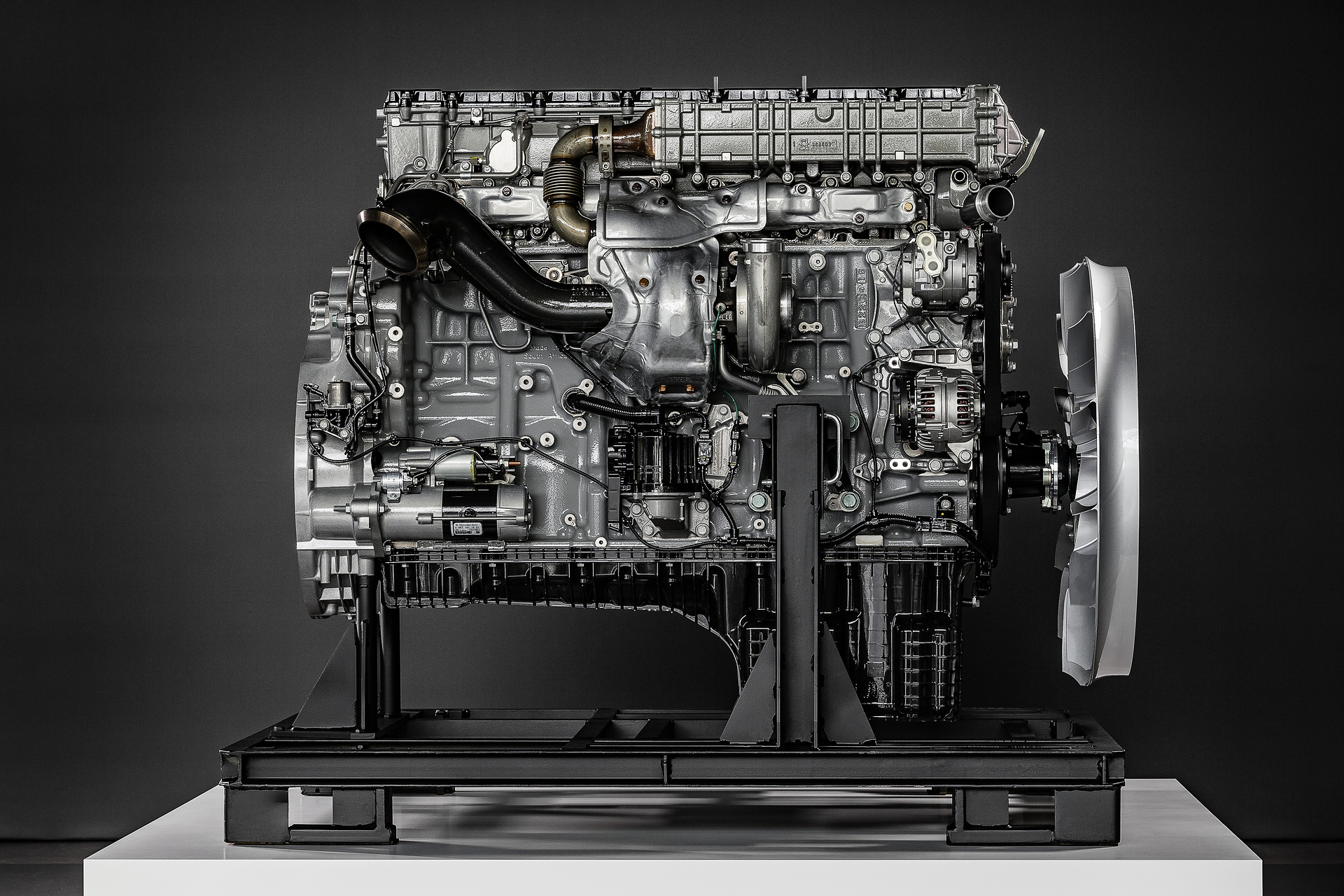 Gemeinsam haben das Mercedes-Benz Werk Mannheim und die Daimler Trucks North America (DTNA) Tochter Detroit Diesel Corporation bereits eine Million Heavy-Duty-Motoren produziert. Die Reihensechszylinder treiben mittelschwere und schwere Nutzfahrzeuge an und lassen mit einem Hubraumspektrum von 10,7l bis 15,6l und Leistungsstufen von 240 kW bis 480 kW keine Kundenwünsche offen. Produktionsjubiläum: Eine Million Weltmotoren für Daimler Trucks