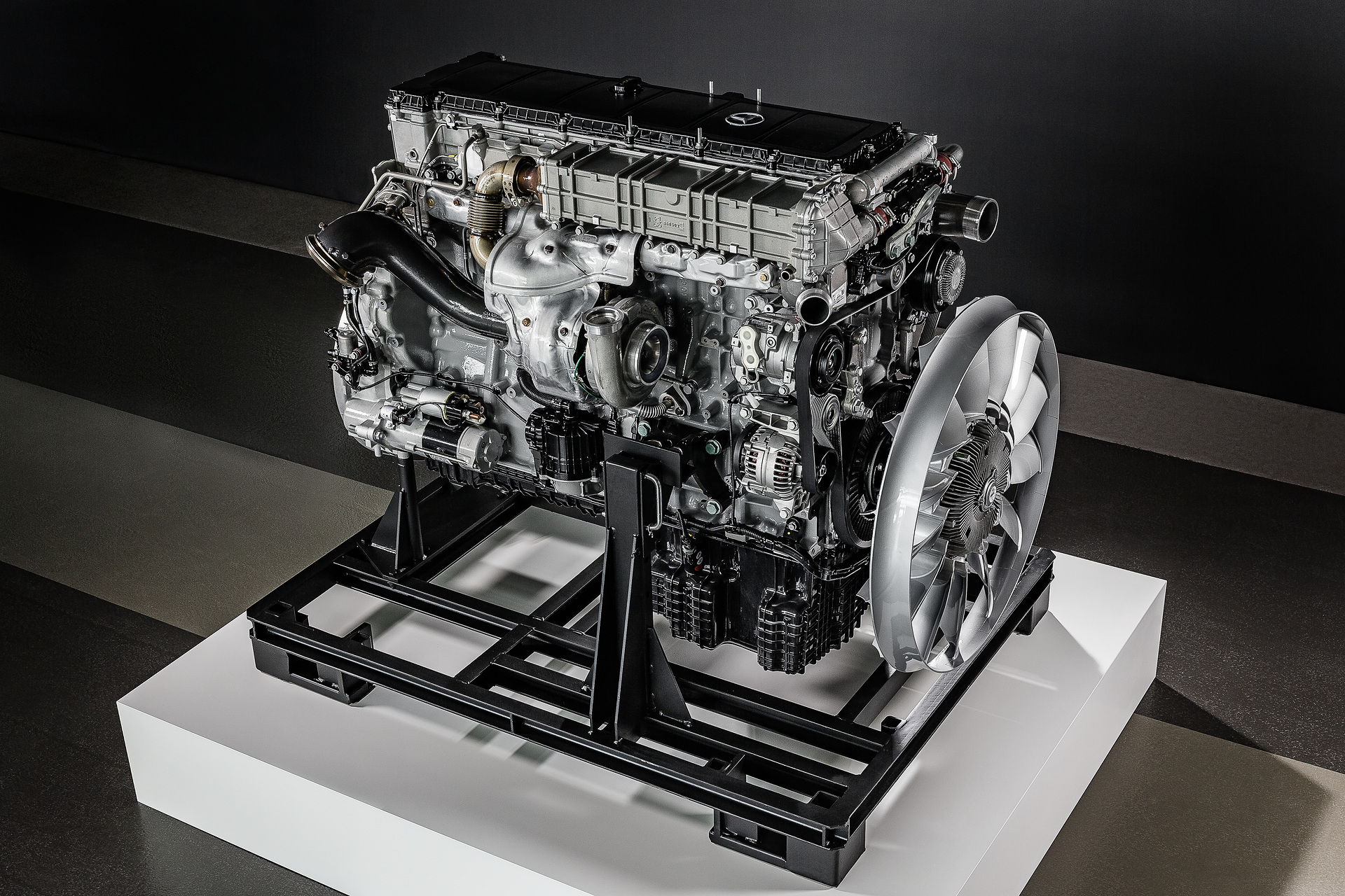 Gemeinsam haben das Mercedes-Benz Werk Mannheim und die Daimler Trucks North America (DTNA) Tochter Detroit Diesel Corporation bereits eine Million Heavy-Duty-Motoren produziert. Die Reihensechszylinder treiben mittelschwere und schwere Nutzfahrzeuge an und lassen mit einem Hubraumspektrum von 10,7l bis 15,6l und Leistungsstufen von 240 kW bis 480 kW keine Kundenwünsche offen. Produktionsjubiläum: Eine Million Weltmotoren für Daimler Trucks