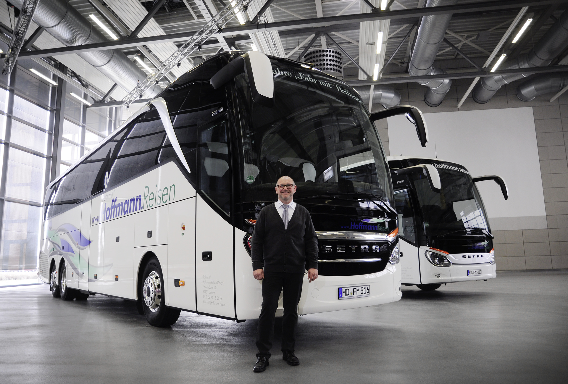 Geschäftsführer Theo Hoffmann vor seinen neuen Bussen der ComfortClass und TopClass. Drei Jubiläen bei treuen Setra-Kunden