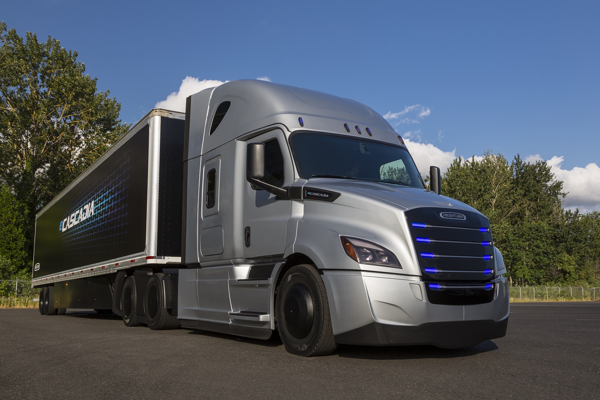 Vollelektrischer Freightliner eCascadia für den Einsatz im schweren Segment. Kunden für Testflotte in den USA: Penske Truck Leasing und NFI Industries testen ab Ende 2018 erste elektrische Freightliner-Modelle