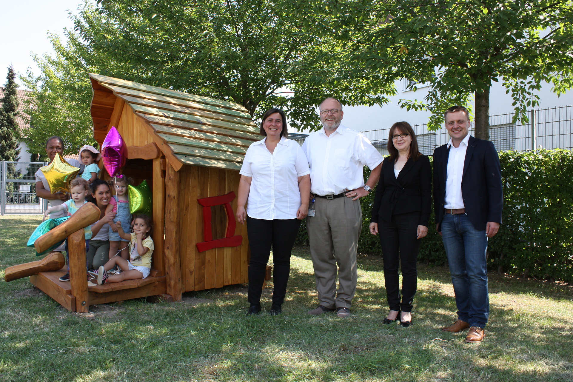 Die Kinderkrippe „sternchen“ am Daimler-Standort in Mannheim feierte ihr zehnjähriges Jubiläum. Die Geschenkübergabe eines neuen Holzspielhauses fand statt mit (von links nach rechts): Evelyne Gottselig, Vertreterin Betriebsrat Mannheim, Dr. Martin Walz, Leiter Produktion EvoBus GmbH Mannheim, Ute Berndt, Leiterin „sternchen“-Kinderkrippe in Mannheim, und Andreas Moch, Standortverantwortlicher Mercedes-Benz Werk Mannheim. Die Kleinsten ganz groß: Kinderkrippe „sternchen” am Daimler-Standort Mannheim wird zehn