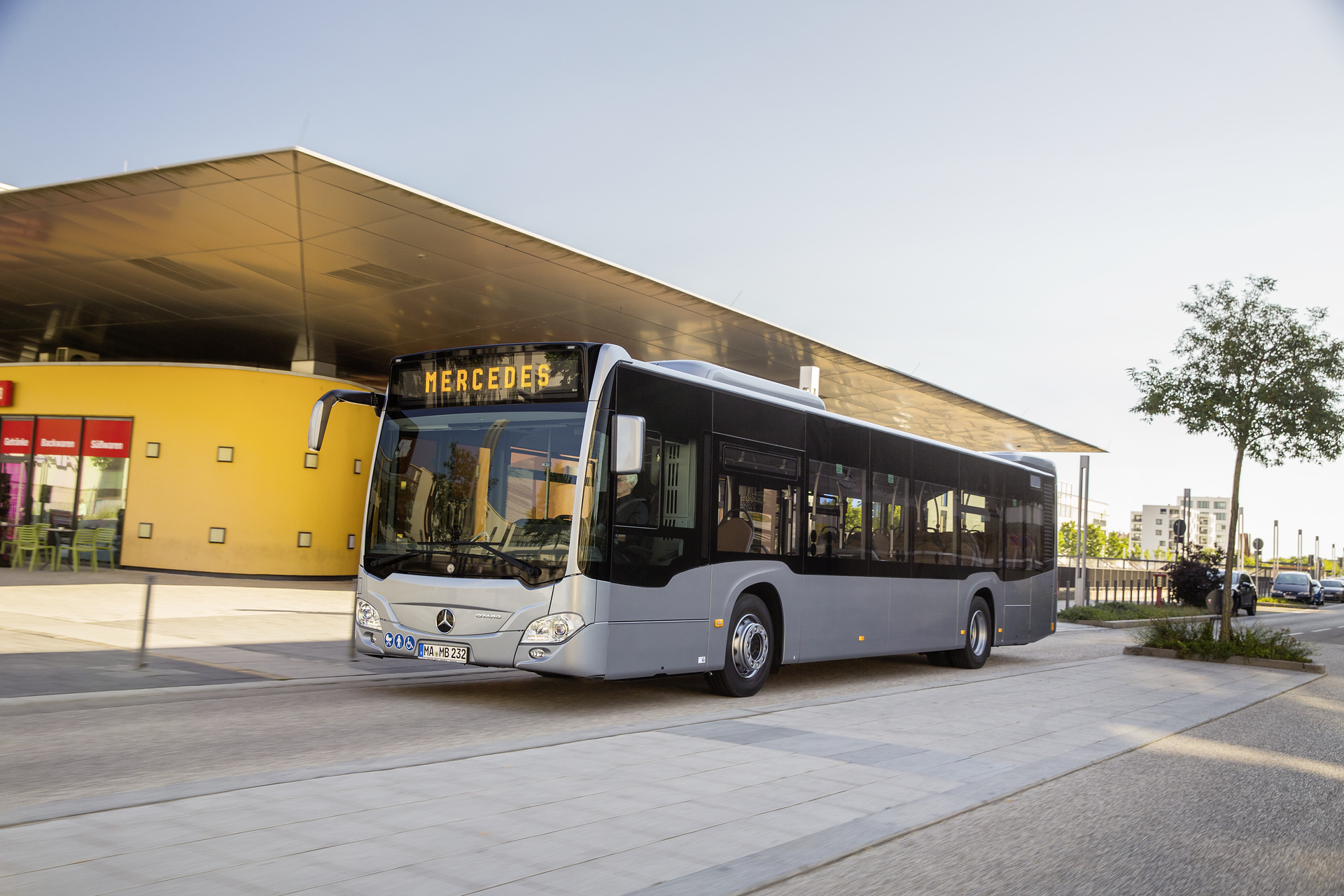 Mercedes-Benz Citaro hybrid with Preventive Brake Assist and Sideguard Assist, Exterior, silverstone metallic, OM 936 h rated at 220 kW/299 hp, displacement 7.7 l, electric motor rated at 14 kW, 4-speed automatic transmission, LED headlamps, length/width/height: 12135/2550/3120 mm, passenger capacity: max. 1/101. Citaro Safety