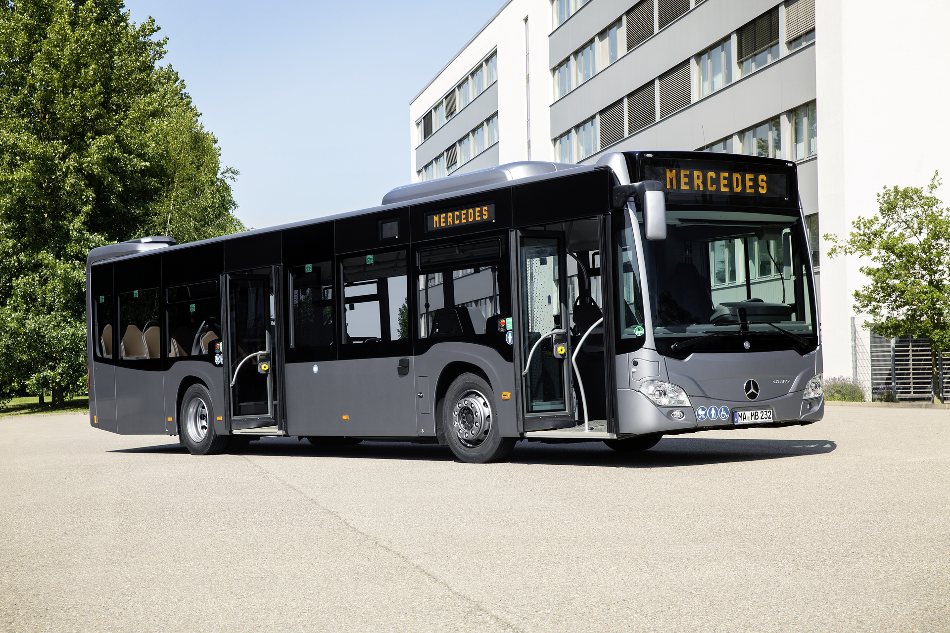Mercedes-Benz Citaro hybrid with Preventive Brake Assist and Sideguard Assist, Exterior, silverstone metallic, OM 936 h rated at 220 kW/299 hp, displacement 7.7 l, electric motor rated at 14 kW, 4-speed automatic transmission, LED headlamps, length/width/height: 12135/2550/3120 mm, passenger capacity: max. 1/101. Citaro Safety