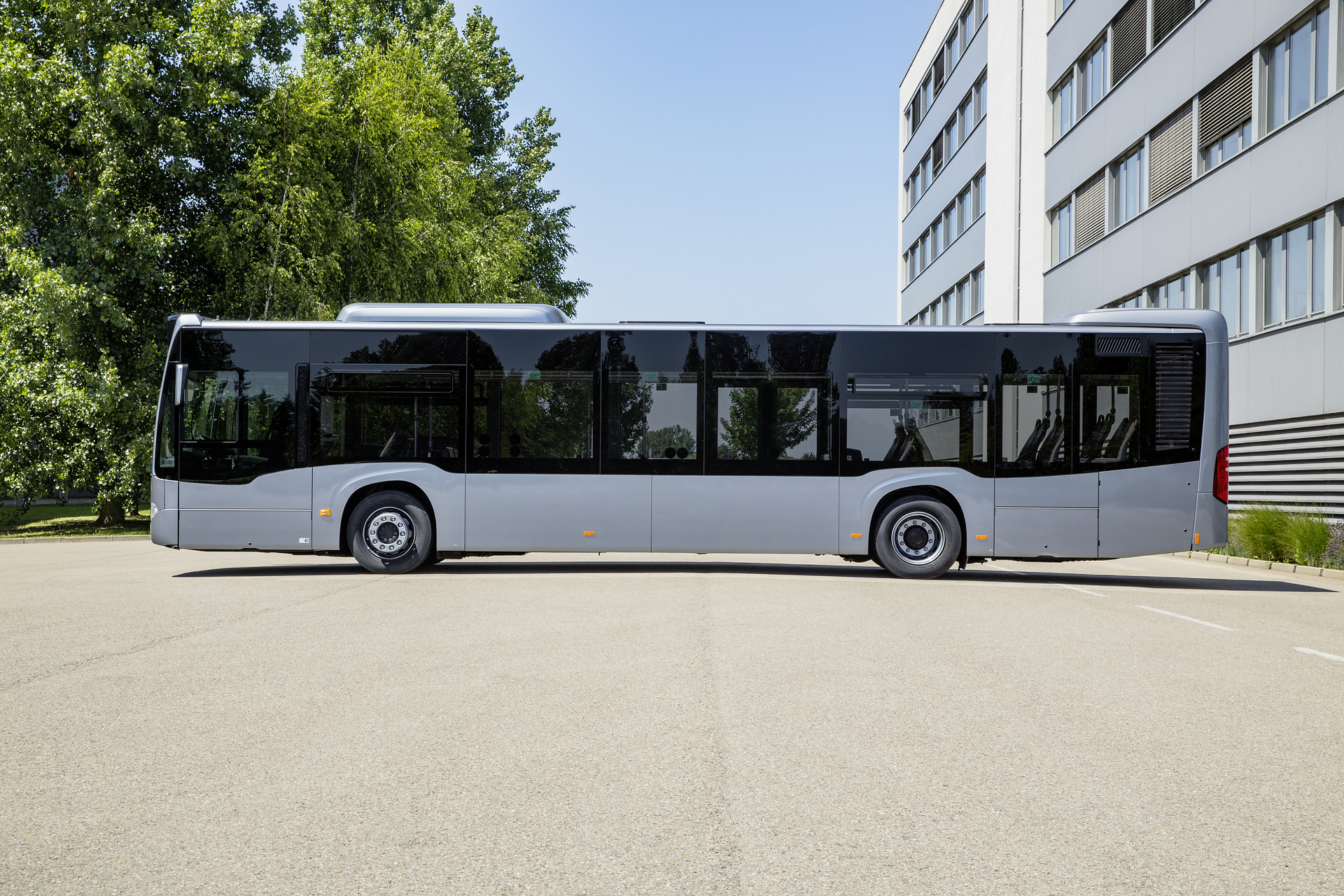 Mercedes-Benz Citaro hybrid with Preventive Brake Assist and Sideguard Assist, Exterior, silverstone metallic, OM 936 h rated at 220 kW/299 hp, displacement 7.7 l, electric motor rated at 14 kW, 4-speed automatic transmission, LED headlamps, length/width/height: 12135/2550/3120 mm, passenger capacity: max. 1/101. Citaro Safety
