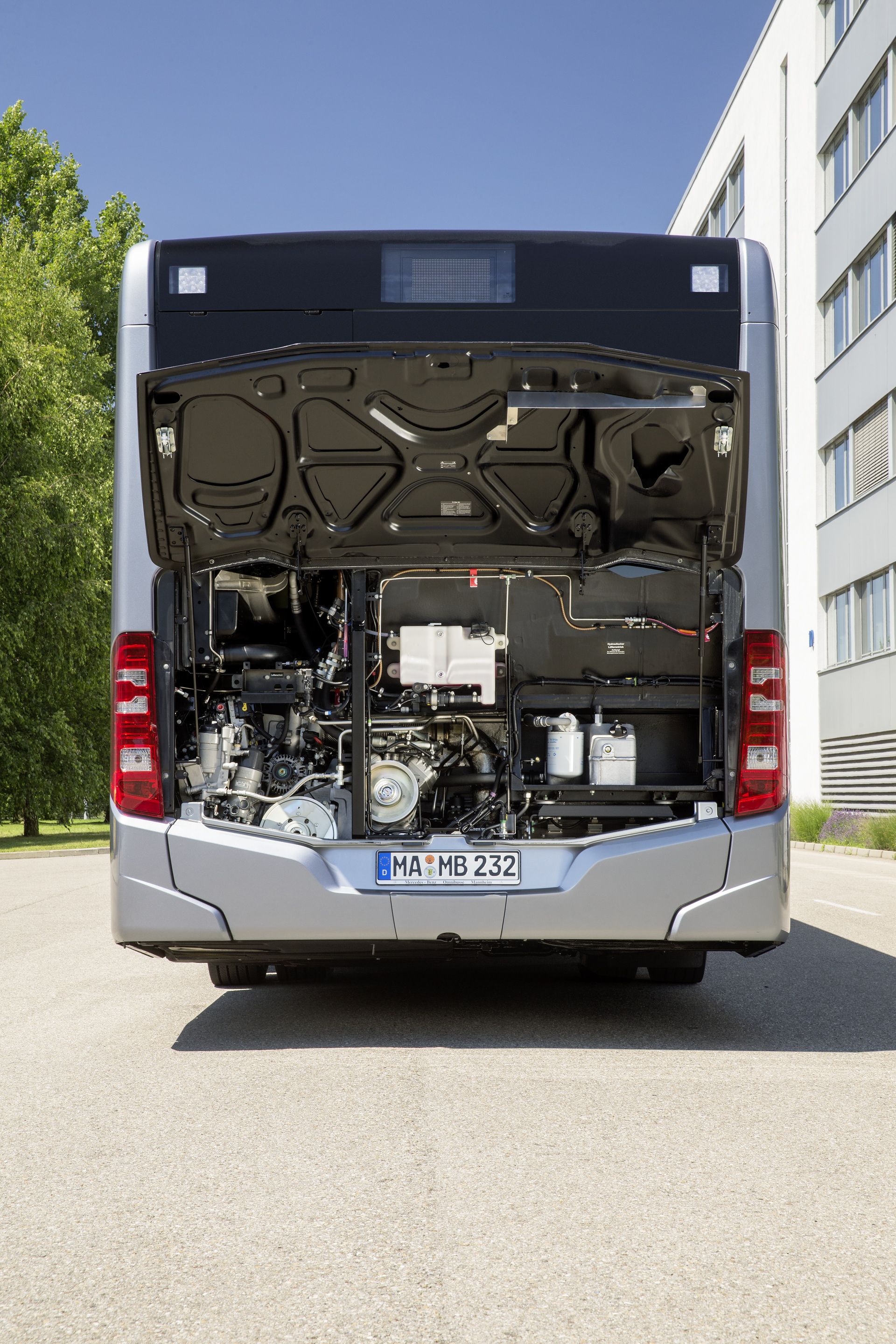 Mercedes-Benz Citaro hybrid with Preventive Brake Assist and Sideguard Assist, Exterior, silverstone metallic, OM 936 h rated at 220 kW/299 hp, displacement 7.7 l, electric motor rated at 14 kW, 4-speed automatic transmission, LED headlamps, length/width/height: 12135/2550/3120 mm, passenger capacity: max. 1/101. Citaro Safety
