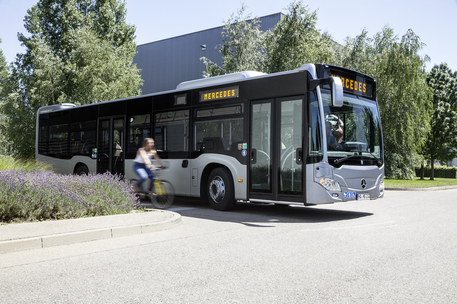 Mercedes-Benz Citaro hybrid with Preventive Brake Assist and Sideguard Assist, Exterior, silverstone metallic, OM 936 h rated at 220 kW/299 hp, displacement 7.7 l, electric motor rated at 14 kW, 4-speed automatic transmission, LED headlamps, length/width/height: 12135/2550/3120 mm, passenger capacity: max. 1/101. Citaro Safety
