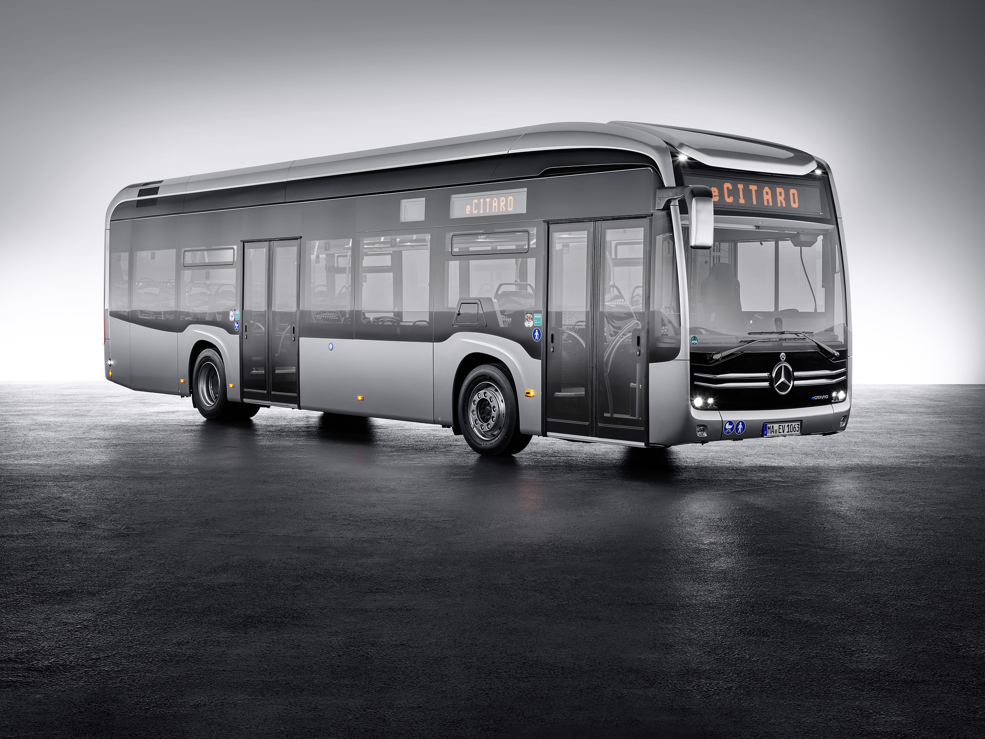 Mercedes-Benz eCitaro mit vollelektrischem Antrieb, Exterieur, anthrazit metallic, 2 x elektrischer Radnabenmotor, 2 x 125 kW, 2 x 485 Nm, LED-Scheinwerfer, Länge/Breite/Höhe: 12.135/2.550/3.400 mm, Beförderungskapazität: 1/86. Mercedes-Benz eCitaro mit vollelektrischem Antrieb