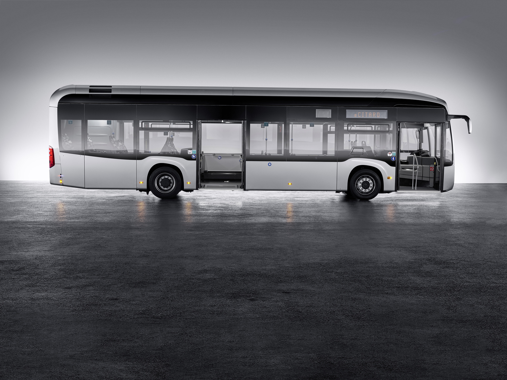 Mercedes-Benz eCitaro with all-electric drive, exterior, anthracite metallic, 2 x electric hub motor, 2 x 125 kW, 2 x 485 Nm, LED headlamps, length/width/height: 12135/2550/3400 mm, passenger capacity: 1/86. Preview IAA Daimler Buses – World Premiere eCitaro