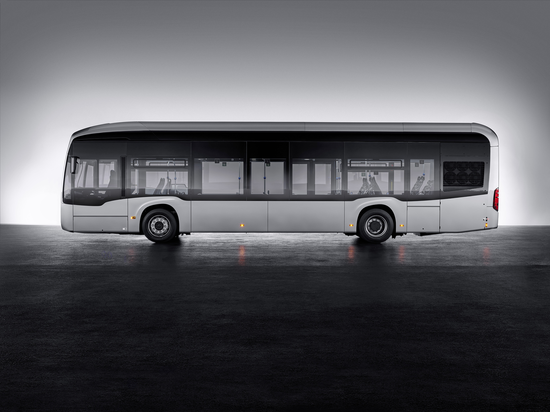 Mercedes-Benz eCitaro with all-electric drive, exterior, anthracite metallic, 2 x electric hub motor, 2 x 125 kW, 2 x 485 Nm, LED headlamps, length/width/height: 12135/2550/3400 mm, passenger capacity: 1/86. Mercedes-Benz eCitaro with all-electric drive