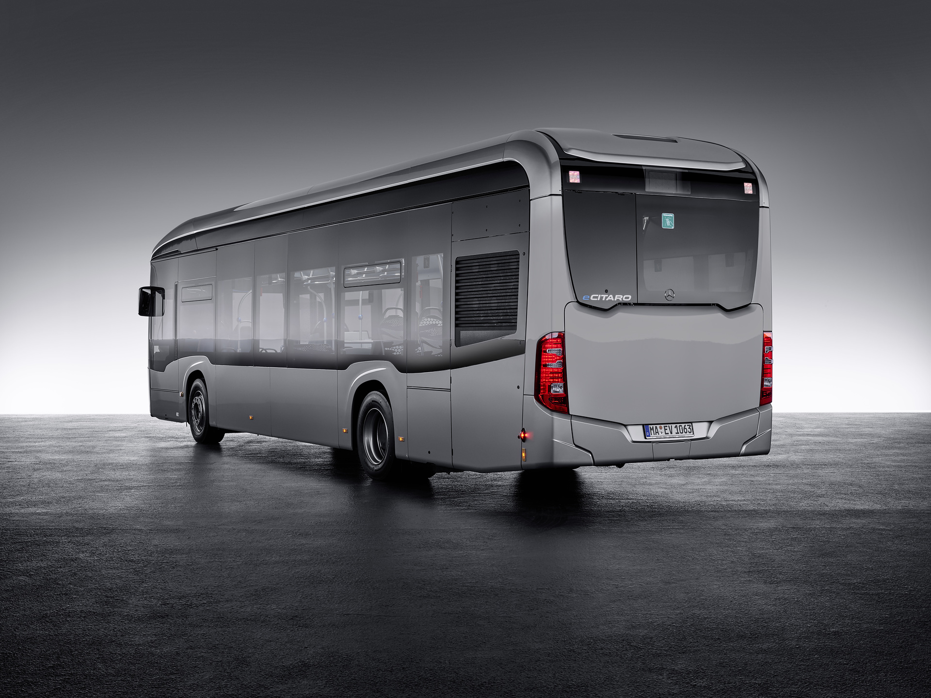 Mercedes-Benz eCitaro with all-electric drive, exterior, anthracite metallic, 2 x electric hub motor, 2 x 125 kW, 2 x 485 Nm, LED headlamps, length/width/height: 12135/2550/3400 mm, passenger capacity: 1/86. Mercedes-Benz eCitaro with all-electric drive
