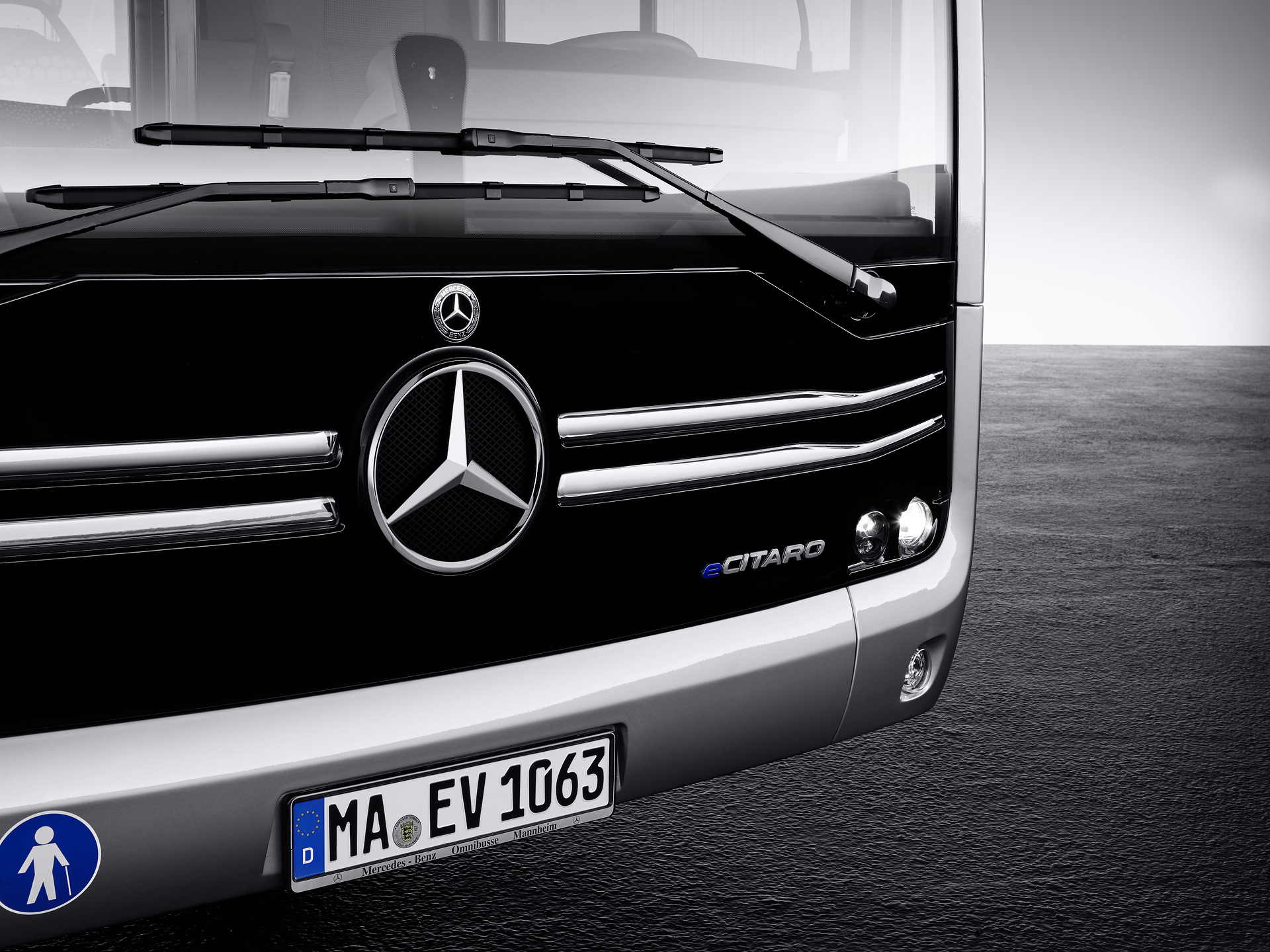 Mercedes-Benz eCitaro with all-electric drive, exterior, anthracite metallic, 2 x electric hub motor, 2 x 125 kW, 2 x 485 Nm, LED headlamps, length/width/height: 12135/2550/3400 mm, passenger capacity: 1/86. Preview IAA Daimler Buses – World Premiere eCitaro