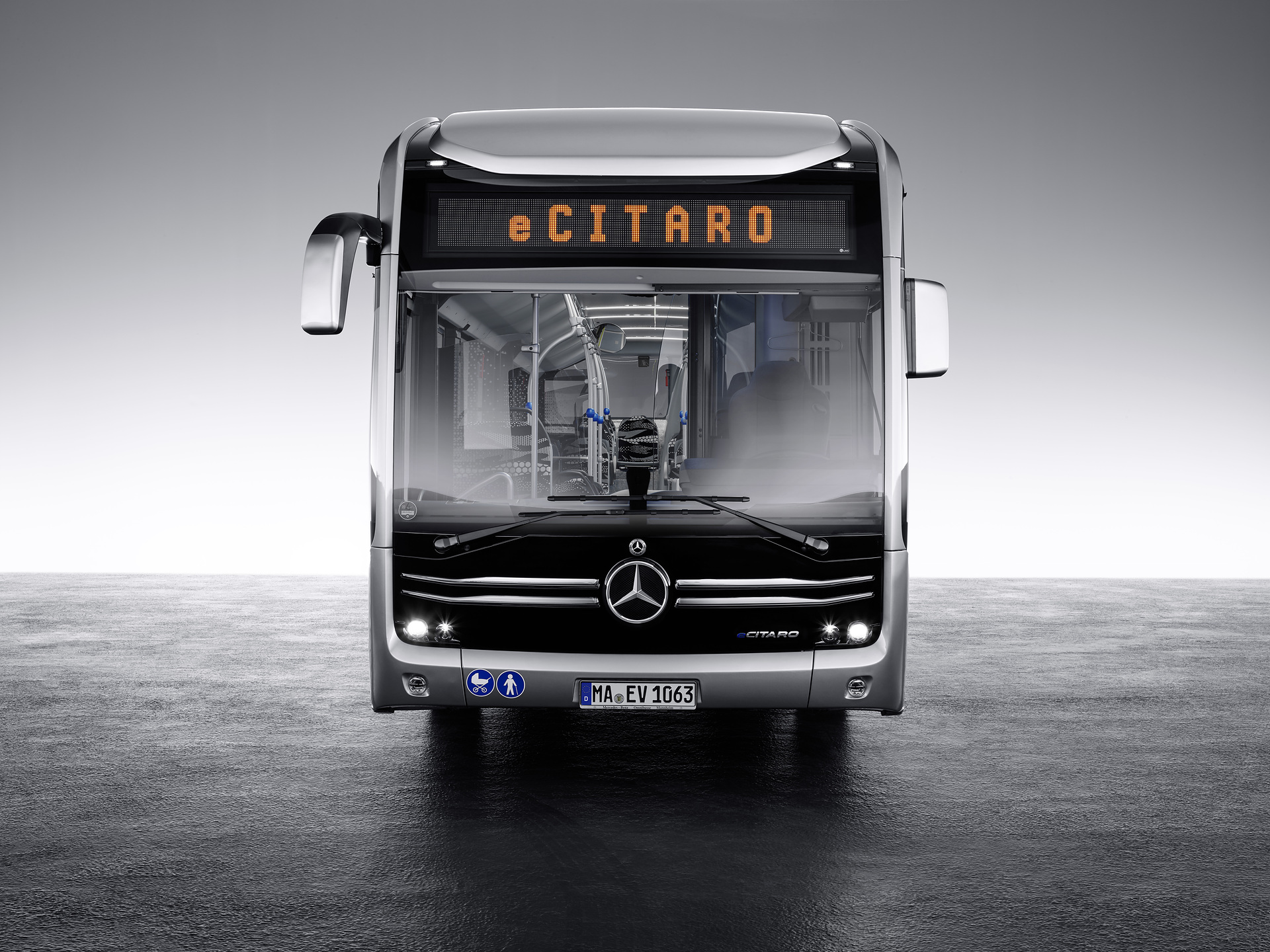 Mercedes-Benz eCitaro with all-electric drive, exterior, anthracite metallic, 2 x electric hub motor, 2 x 125 kW, 2 x 485 Nm, LED headlamps, length/width/height: 12135/2550/3400 mm, passenger capacity: 1/86. Mercedes-Benz eCitaro with all-electric drive