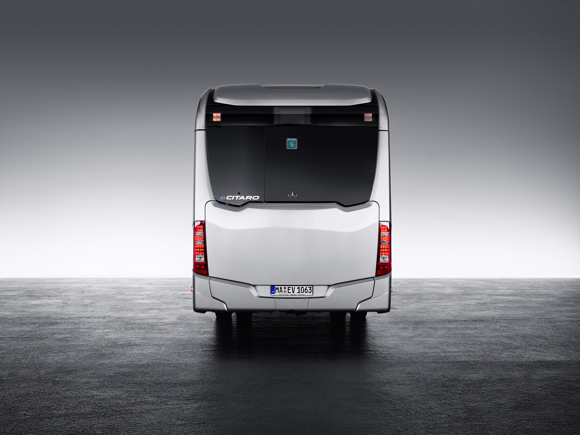 Mercedes-Benz eCitaro with all-electric drive, exterior, anthracite metallic, 2 x electric hub motor, 2 x 125 kW, 2 x 485 Nm, LED headlamps, length/width/height: 12135/2550/3400 mm, passenger capacity: 1/86. eCitaro