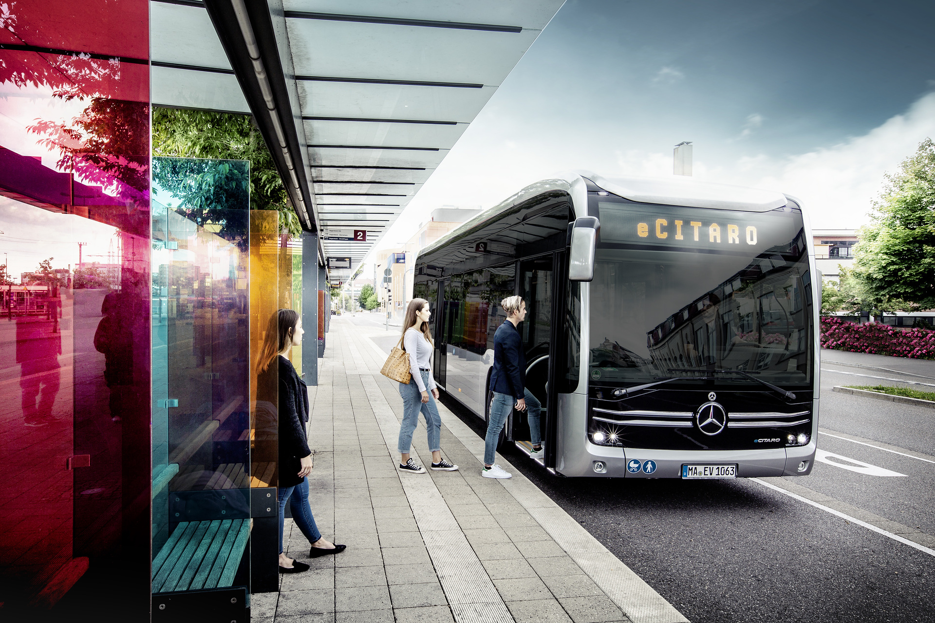 Mercedes-Benz eCitaro with all-electric drive, exterior, anthracite metallic, 2 x electric hub motor, 2 x 125 kW, 2 x 485 Nm, LED headlamps, length/width/height: 12135/2550/3400 mm, passenger capacity: 1/86. Mercedes-Benz eCitaro: City Bus of the Year 2019 in Spain