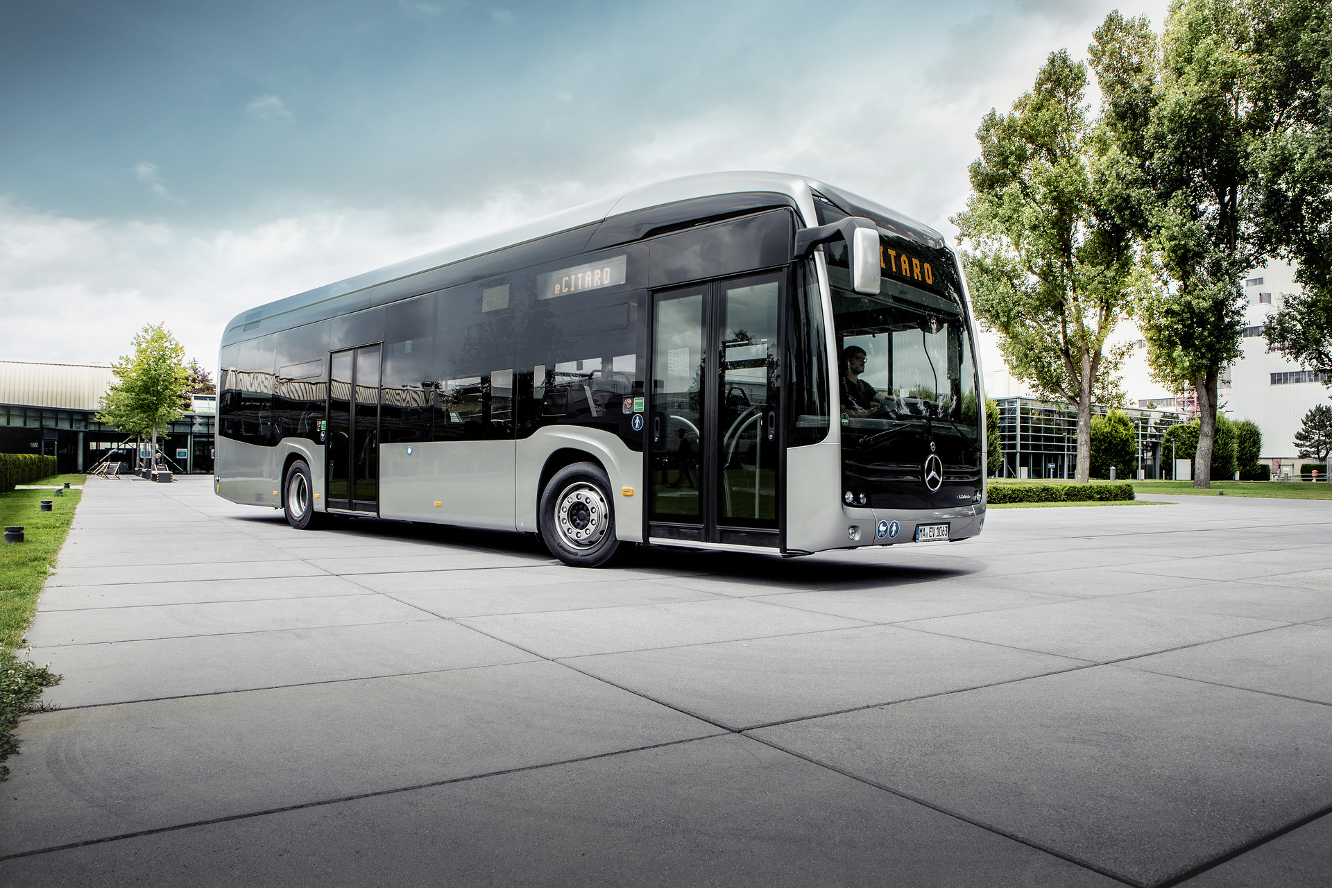 Mercedes-Benz eCitaro with all-electric drive, exterior, anthracite metallic, 2 x electric hub motor, 2 x 125 kW, 2 x 485 Nm, LED headlamps, length/width/height: 12135/2550/3400 mm, passenger capacity: 1/86. Preview IAA Daimler Buses – World Premiere eCitaro