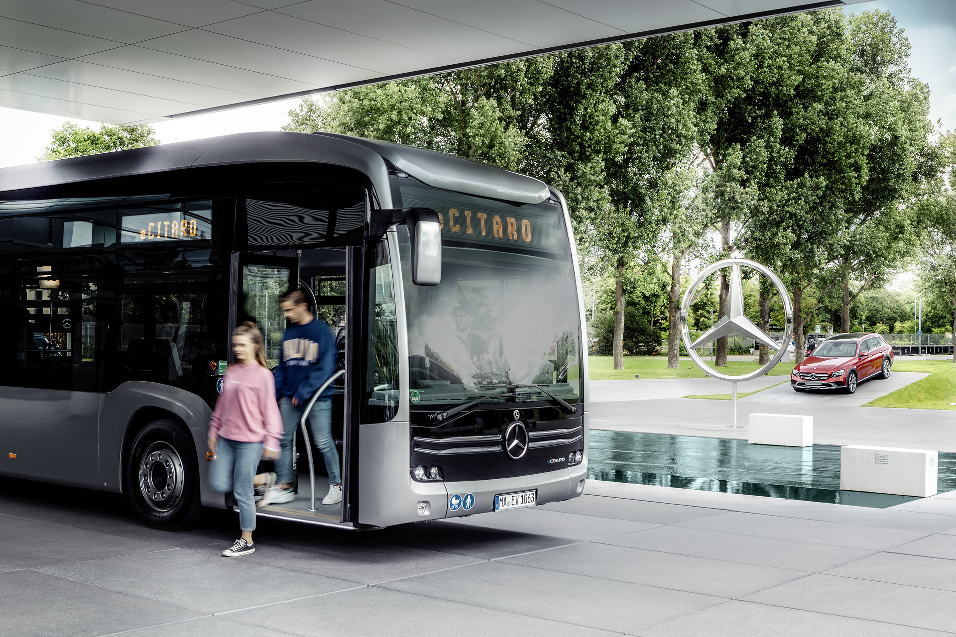 Mercedes-Benz eCitaro with all-electric drive, exterior, anthracite metallic, 2 x electric hub motor, 2 x 125 kW, 2 x 485 Nm, LED headlamps, length/width/height: 12135/2550/3400 mm, passenger capacity: 1/86. Preview IAA Daimler Buses – World Premiere eCitaro