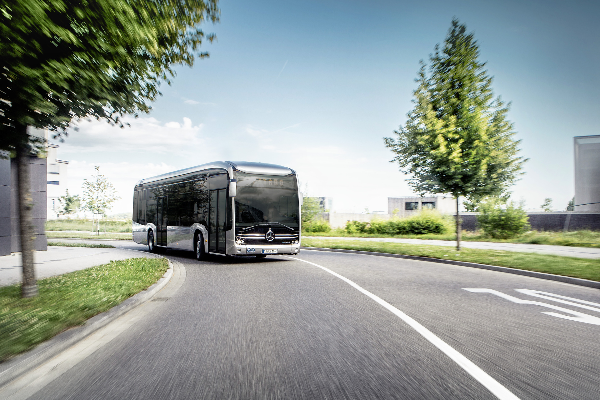 Mercedes-Benz eCitaro with all-electric drive, exterior, anthracite metallic, 2 x electric hub motor, 2 x 125 kW, 2 x 485 Nm, LED headlamps, length/width/height: 12135/2550/3400 mm, passenger capacity: 1/86. Preview IAA Daimler Buses – World Premiere eCitaro