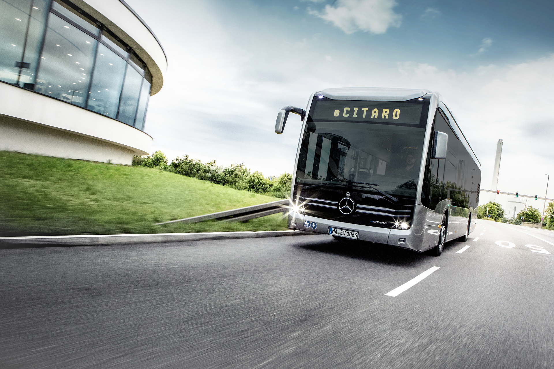 Mercedes-Benz eCitaro with all-electric drive, exterior, anthracite metallic, 2 x electric hub motor, 2 x 125 kW, 2 x 485 Nm, LED headlamps, length/width/height: 12135/2550/3400 mm, passenger capacity: 1/86. Preview IAA Daimler Buses – World Premiere eCitaro