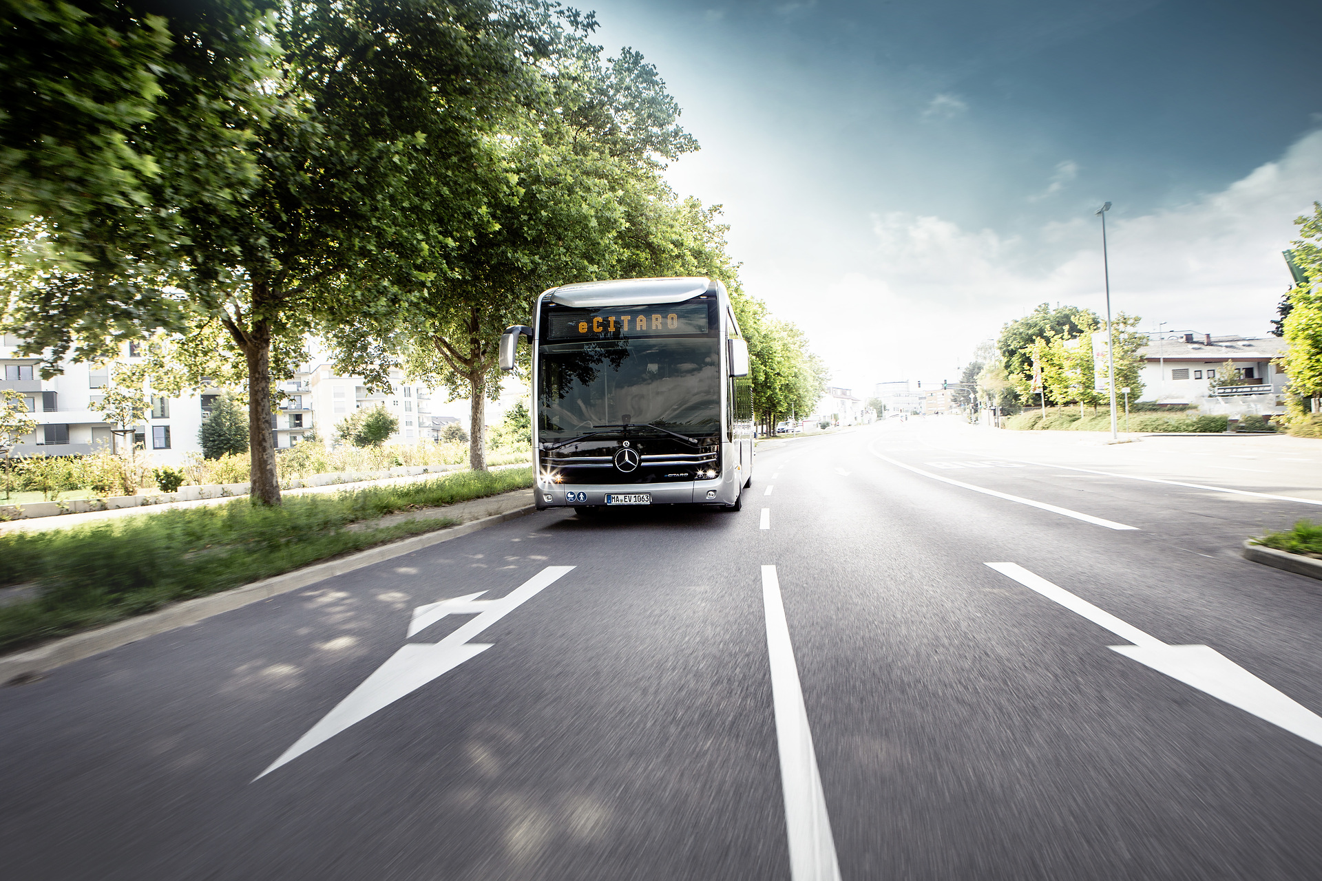 Mercedes-Benz eCitaro with all-electric drive, exterior, anthracite metallic, 2 x electric hub motor, 2 x 125 kW, 2 x 485 Nm, LED headlamps, length/width/height: 12135/2550/3400 mm, passenger capacity: 1/86. Preview IAA Daimler Buses – World Premiere eCitaro