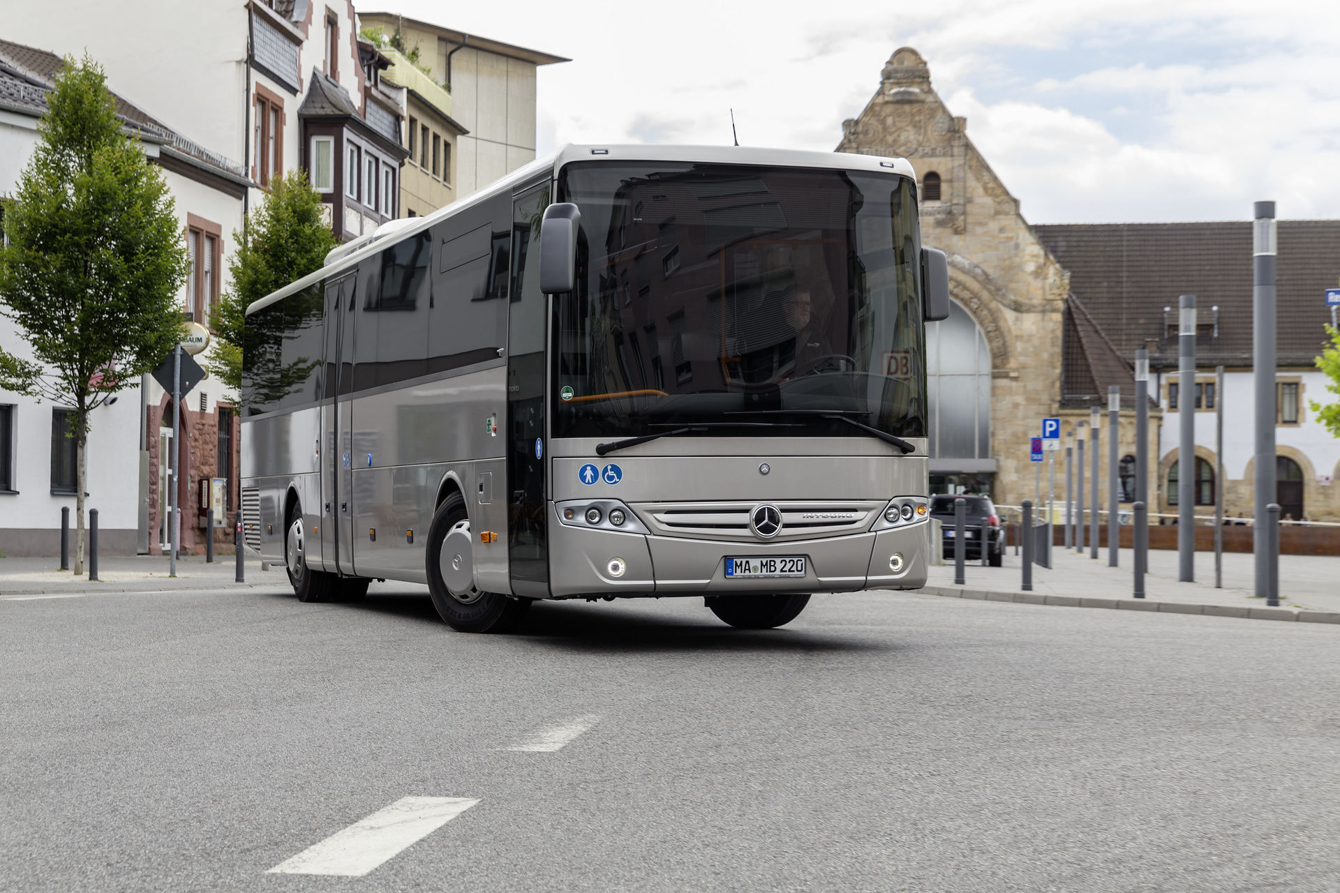 Mercedes-Benz Intouro, Exterior, silver metallic, OM 936 Euro VI rated at 220 kW/299 hp, displacement 7.7 l, 6-speed automatic transmission, length/width/height: 12140/2550/3355 mm, seating: 1/49. Preview IAA Daimler Buses – World Premiere eCitaro