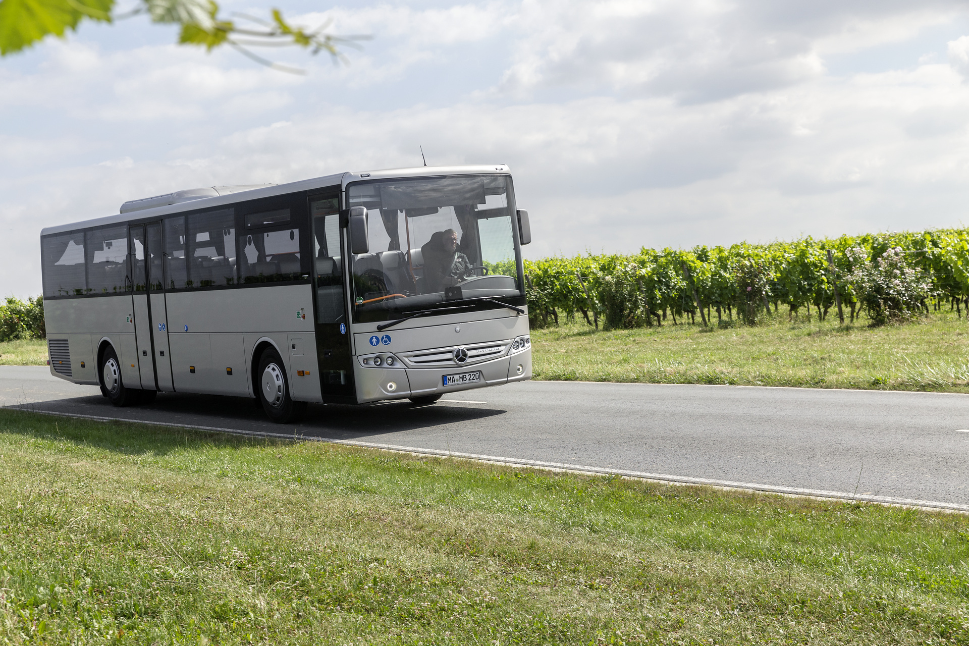 Mercedes-Benz Intouro, Exterior, silver metallic, OM 936 Euro VI rated at 220 kW/299 hp, displacement 7.7 l, 6-speed automatic transmission, length/width/height: 12140/2550/3355 mm, seating: 1/49. Preview IAA Daimler Buses – World Premiere eCitaro