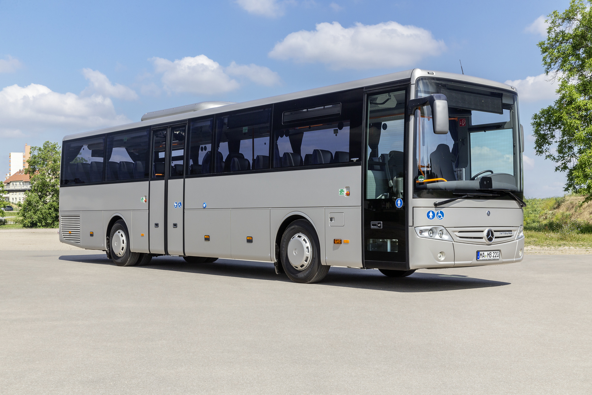Mercedes-Benz Intouro, Exterior, silver metallic, OM 936 Euro VI rated at 220 kW/299 hp, displacement 7.7 l, 6-speed automatic transmission, length/width/height: 12140/2550/3355 mm, seating: 1/49. Preview IAA Daimler Buses – World Premiere eCitaro