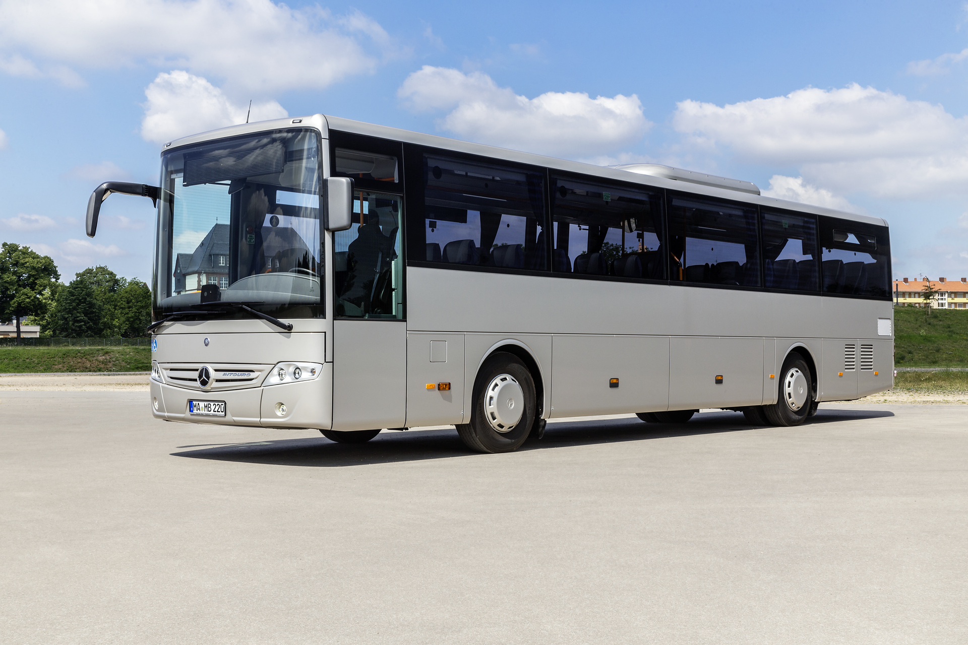 Mercedes-Benz Intouro, Exterior, silver metallic, OM 936 Euro VI rated at 220 kW/299 hp, displacement 7.7 l, 6-speed automatic transmission, length/width/height: 12140/2550/3355 mm, seating: 1/49. Preview IAA Daimler Buses – World Premiere eCitaro