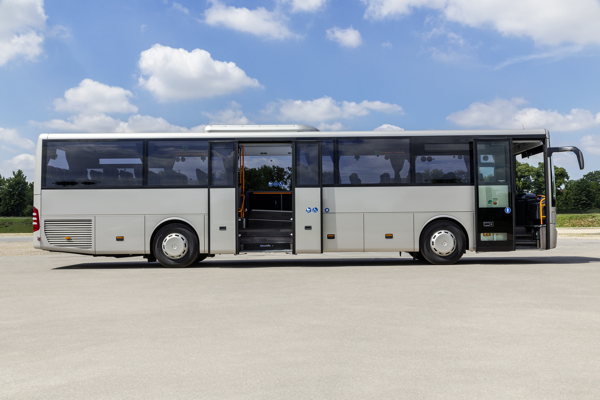 Mercedes-Benz Intouro, Exterior, silver metallic, OM 936 Euro VI rated at 220 kW/299 hp, displacement 7.7 l, 6-speed automatic transmission, length/width/height: 12140/2550/3355 mm, seating: 1/49. Preview IAA Daimler Buses – World Premiere eCitaro