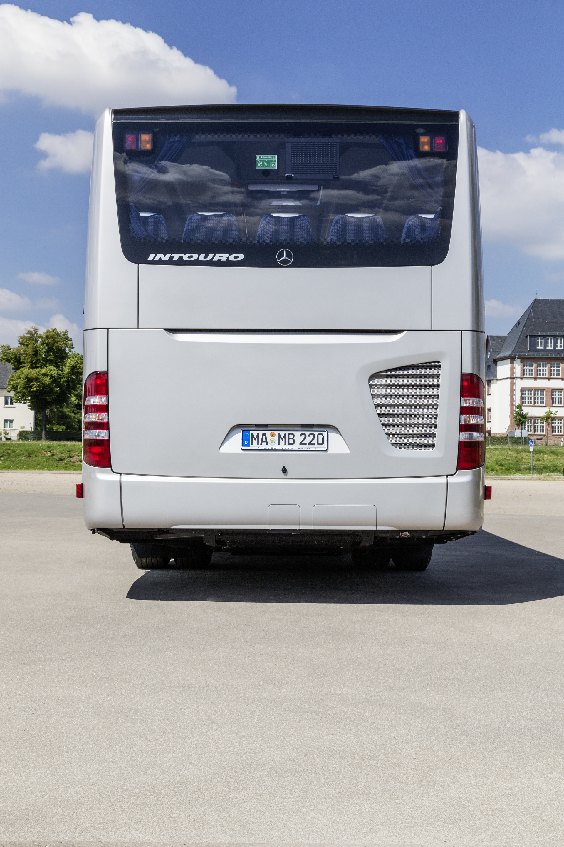 Mercedes-Benz Intouro, Exterior, silver metallic, OM 936 Euro VI rated at 220 kW/299 hp, displacement 7.7 l, 6-speed automatic transmission, length/width/height: 12140/2550/3355 mm, seating: 1/49. Preview IAA Daimler Buses – World Premiere eCitaro