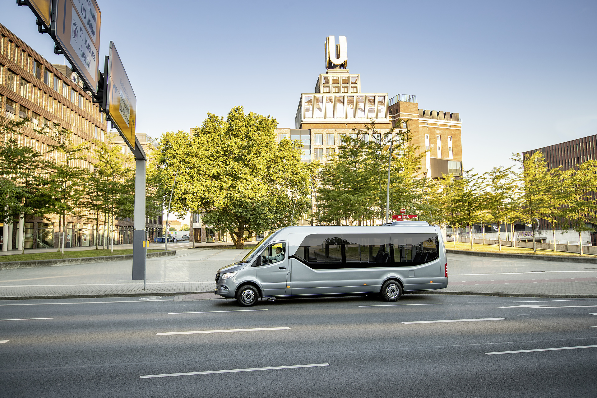 Mercedes-Benz Sprinter City 75, Exterior, silverstone metallic, OM 651 rated at 120 kW/163 hp, displacement 2.14 l, automatic transmission 7G-TRONIC PLUS, length/width/height: 8420/2020/3000 mm, seating: 12+1. Preview IAA Daimler Buses – World Premiere eCitaro