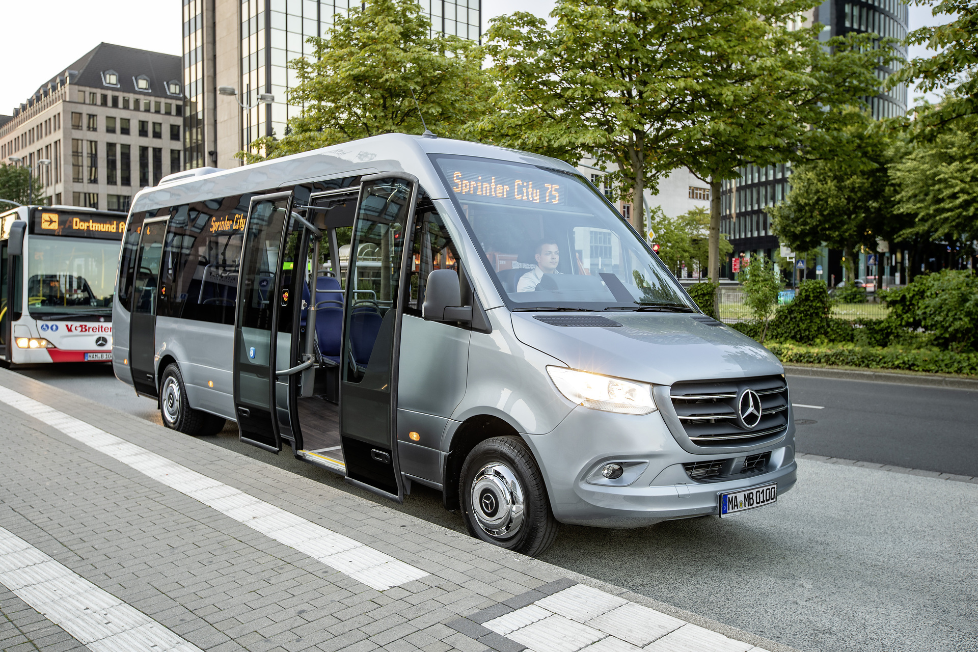 Mercedes-Benz Sprinter City 75, Exterior, silverstone metallic, OM 651 rated at 120 kW/163 hp, displacement 2.14 l, automatic transmission 7G-TRONIC PLUS, length/width/height: 8420/2020/3000 mm, seating: 12+1. Preview IAA Daimler Buses – World Premiere eCitaro