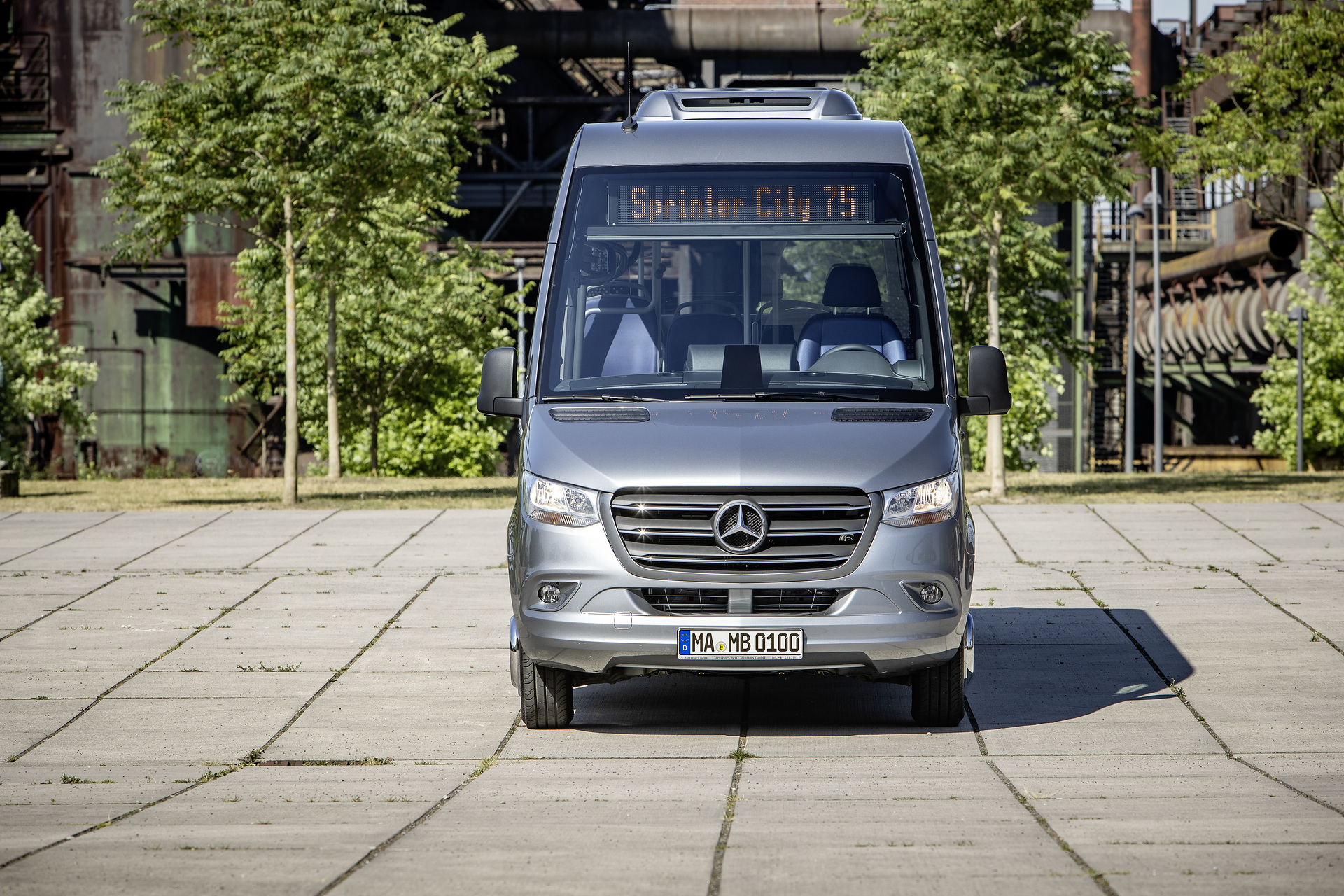Mercedes-Benz Sprinter City 75, Exterior, silverstone metallic, OM 651 rated at 120 kW/163 hp, displacement 2.14 l, automatic transmission 7G-TRONIC PLUS, length/width/height: 8420/2020/3000 mm, seating: 12+1. Preview IAA Daimler Buses – World Premiere eCitaro