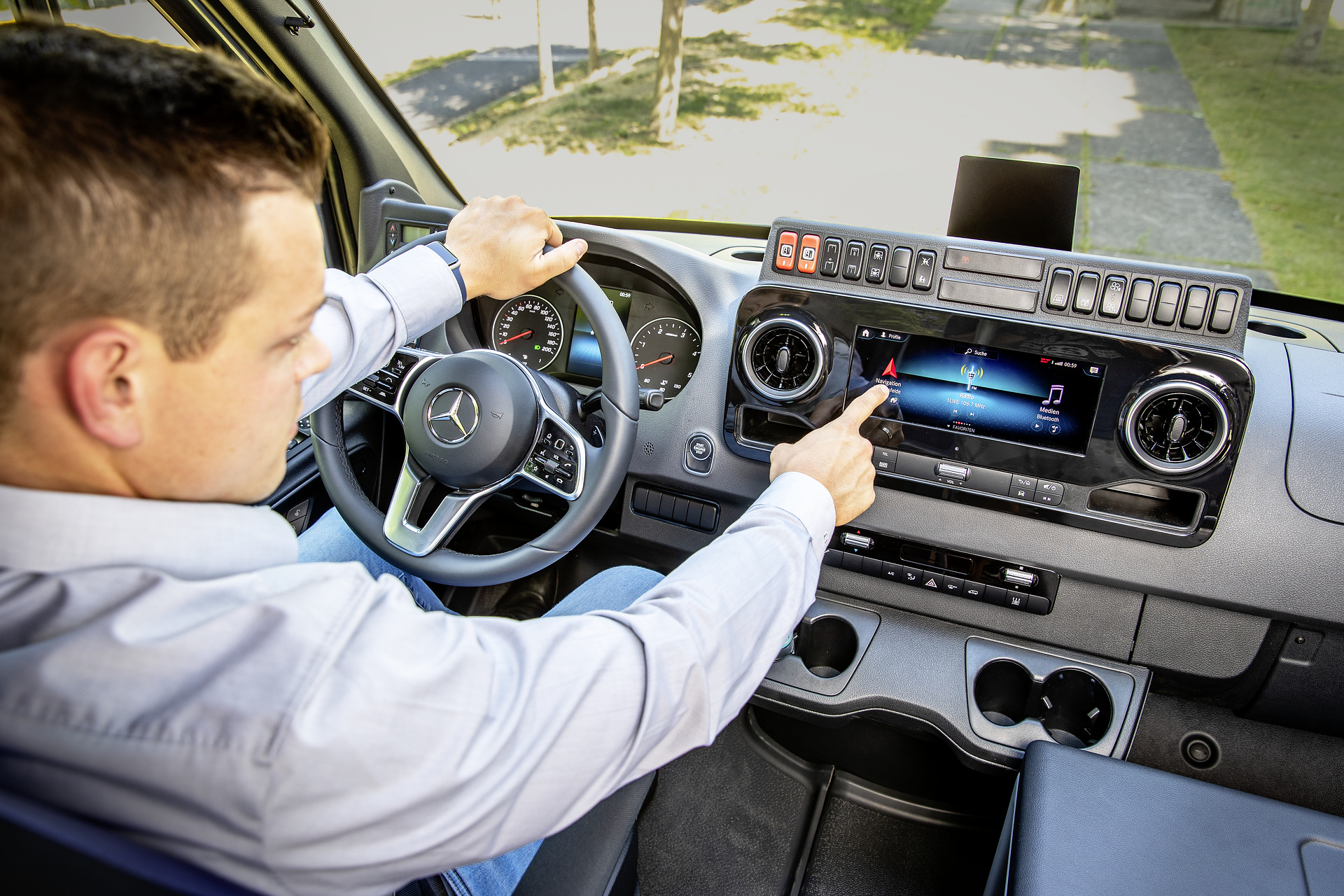 Mercedes-Benz Sprinter City 475, Interior, seat covers: blue, OM 651 rated at 120 kW/163 hp, displacement 2.14 l, automatic transmission 7G-TRONIC PLUS, length/width/height: 8420/2020/3000 mm, seating: 12+1. Preview IAA Daimler Buses – World Premiere eCitaro