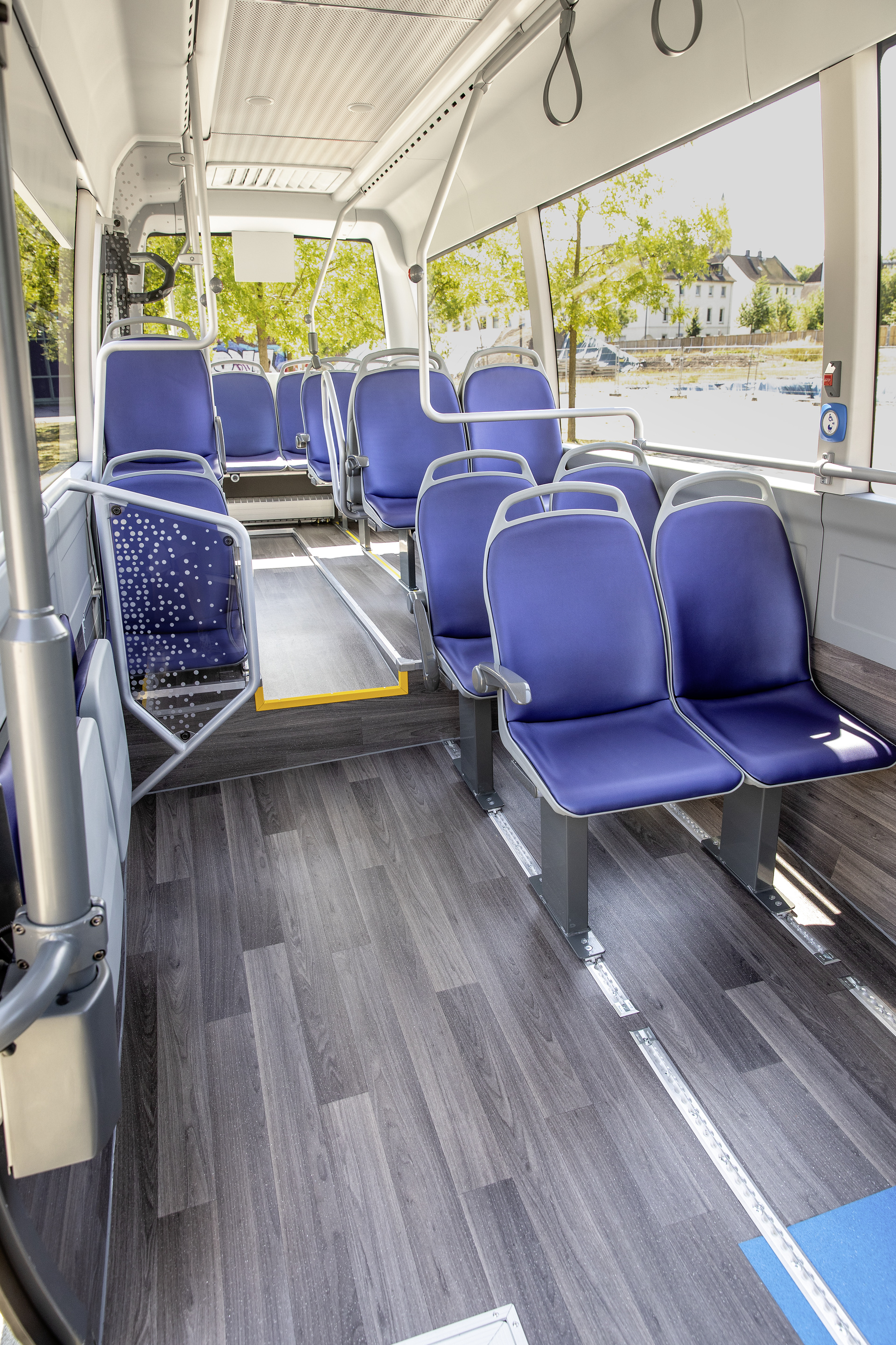 Mercedes-Benz Sprinter City 475, Interior, seat covers: blue, OM 651 rated at 120 kW/163 hp, displacement 2.14 l, automatic transmission 7G-TRONIC PLUS, length/width/height: 8420/2020/3000 mm, seating: 12+1. Preview IAA Daimler Buses – World Premiere eCitaro