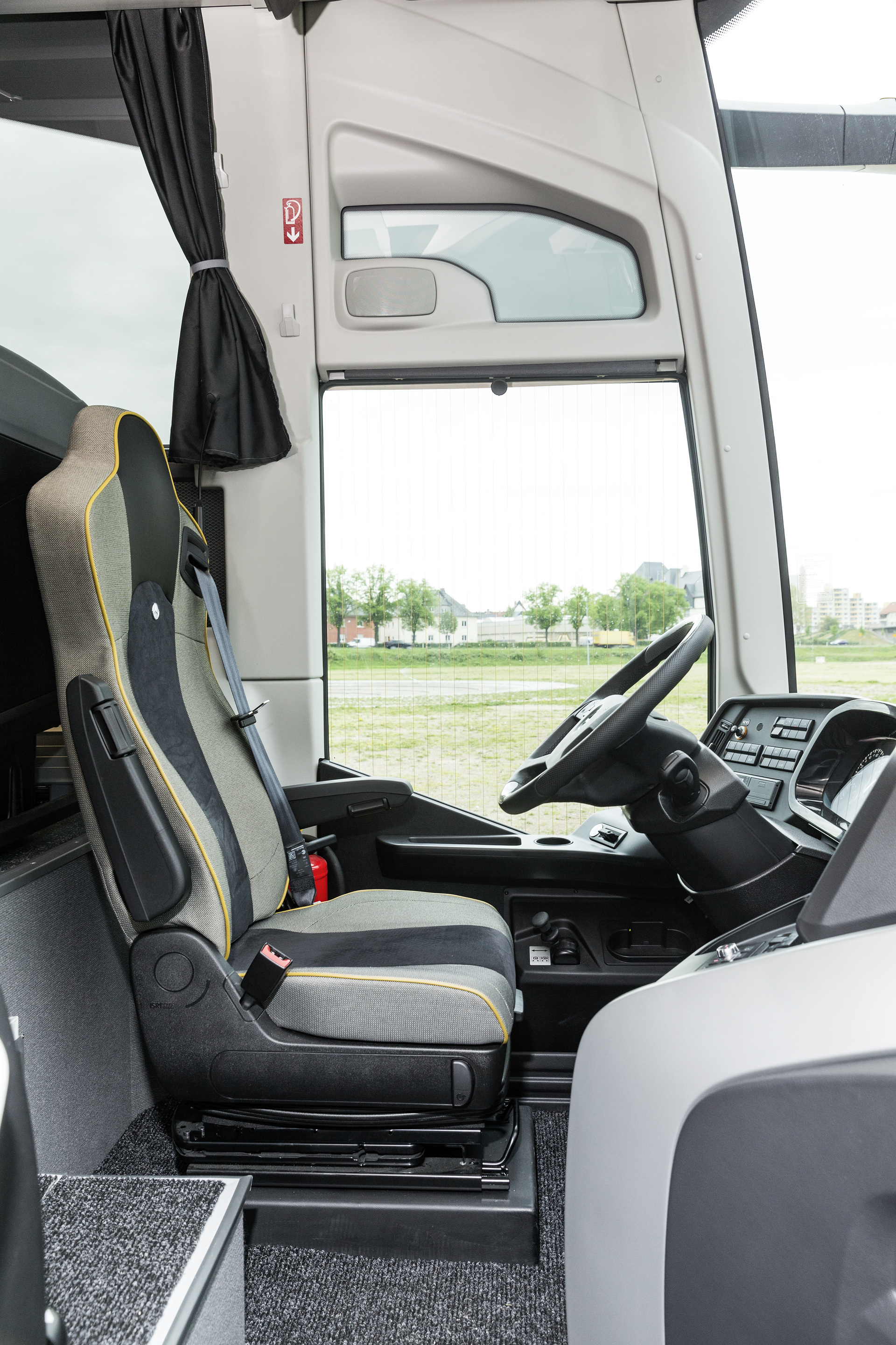 Mercedes-Benz Tourismo M/2, Safety Coach, Interior, Cockpit Comfort Plus, MediaRouter, seat covers: black black, OM 470 Euro VI rated at 335 kW/455 hp, displacement 10.7 l, 8-speed Mercedes PowerShift transmission, Active Brake Assist 4, Sideguard Assist, Predictive Powertrain Control, BiXenon headlamps, length/width/height: 13115/2550/3680 mm, seating: 1/48. Preview IAA Daimler Buses – World Premiere eCitaro