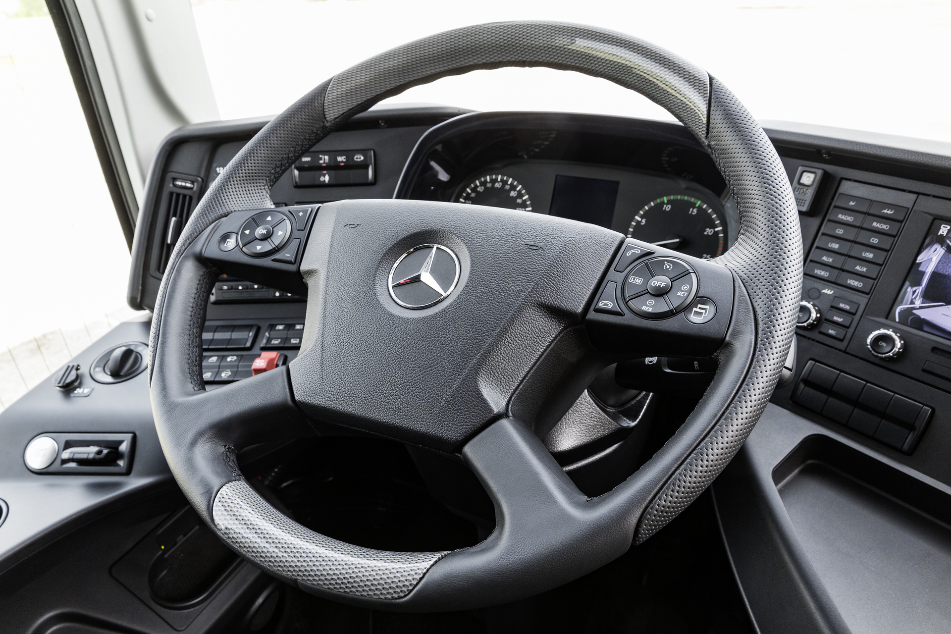 Mercedes-Benz Tourismo M/2, Safety Coach, Interior, Cockpit Comfort Plus, MediaRouter, seat covers: black black, OM 470 Euro VI rated at 335 kW/455 hp, displacement 10.7 l, 8-speed Mercedes PowerShift transmission, Active Brake Assist 4, Sideguard Assist, Predictive Powertrain Control, BiXenon headlamps, length/width/height: 13115/2550/3680 mm, seating: 1/48. Preview IAA Daimler Buses –World Premiere eCitaro