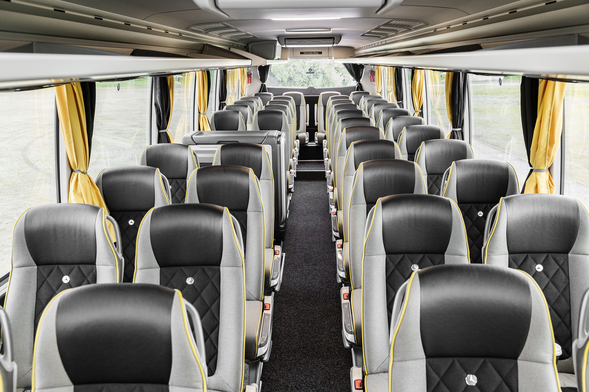 Mercedes-Benz Tourismo M/2, Safety Coach, Interieur, Cockpit Comfort Plus, MediaRouter, Sitzbezüge: schwarz schwarz, OM 470 Euro VI mit 335 kW (455 PS), 10,7 L Hubraum, 8-Gang Mercedes PowerShift, Active Brake Assist 4, Sideguard Assist, Predictive Powertrain Control, BiXenon-Scheinwerfer, Länge/Breite/Höhe: 13.115/2.550/3.680 mm, Bestuhlung: 1/48. Mercedes-Benz Tourismo M/2, Safety Coach