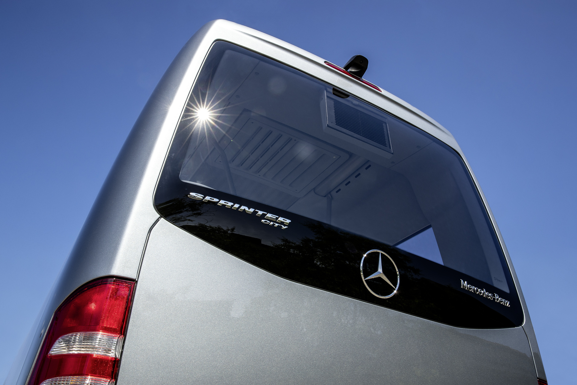 Mercedes-Benz Sprinter City 75, Exterior, silverstone metallic, OM 651 rated at 120 kW/163 hp, displacement 2.14 l, automatic transmission 7G-TRONIC PLUS, length/width/height: 8420/2020/3000 mm, seating: 12+1. Preview IAA Daimler Buses – World Premiere eCitaro