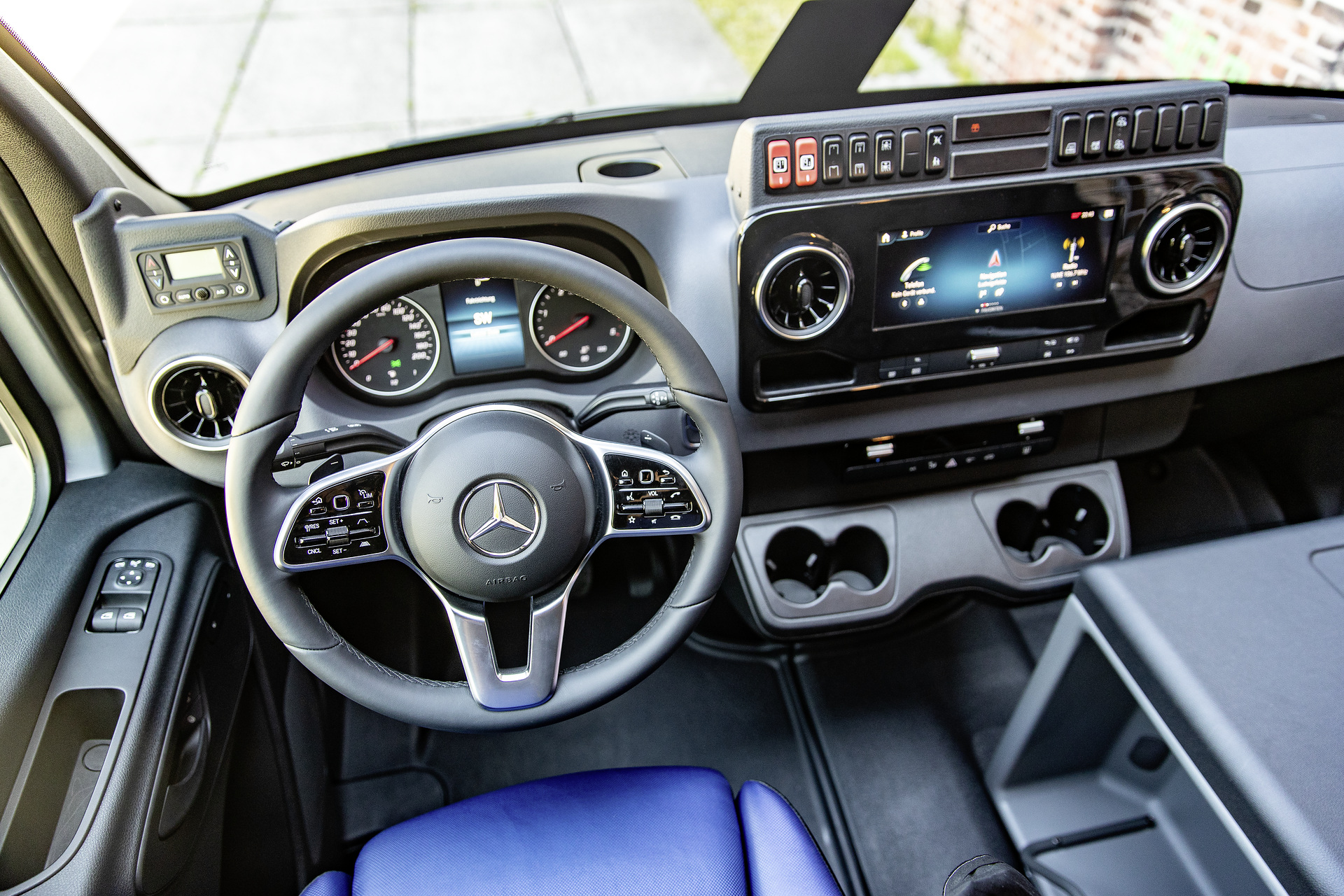 Mercedes-Benz Sprinter City 475, Interior, seat covers: blue, OM 651 rated at 120 kW/163 hp, displacement 2.14 l, automatic transmission 7G-TRONIC PLUS, length/width/height: 8420/2020/3000 mm, seating: 12+1. Preview IAA Daimler Buses – World Premiere eCitaro
