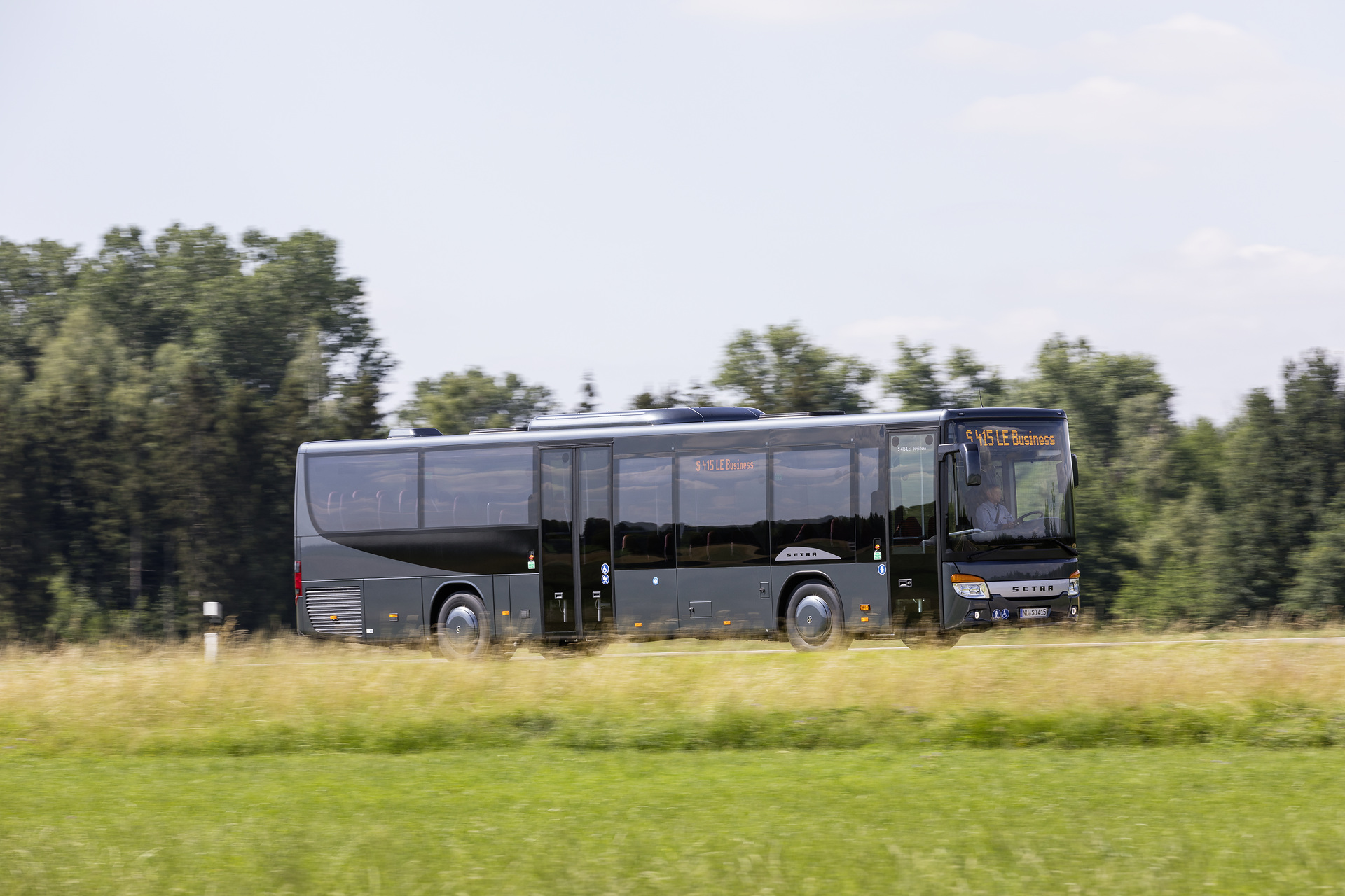 Setra S 415 LE business, Exterior, Slate Metallic, OM 936 Euro VI rated at 260 kW/354 hp, displacement 7.7 l, 6-speed automatic transmission, length/width/height: 12330/2550/3350 mm, seating: 1/45. Preview IAA Daimler Buses – World Premiere eCitaro