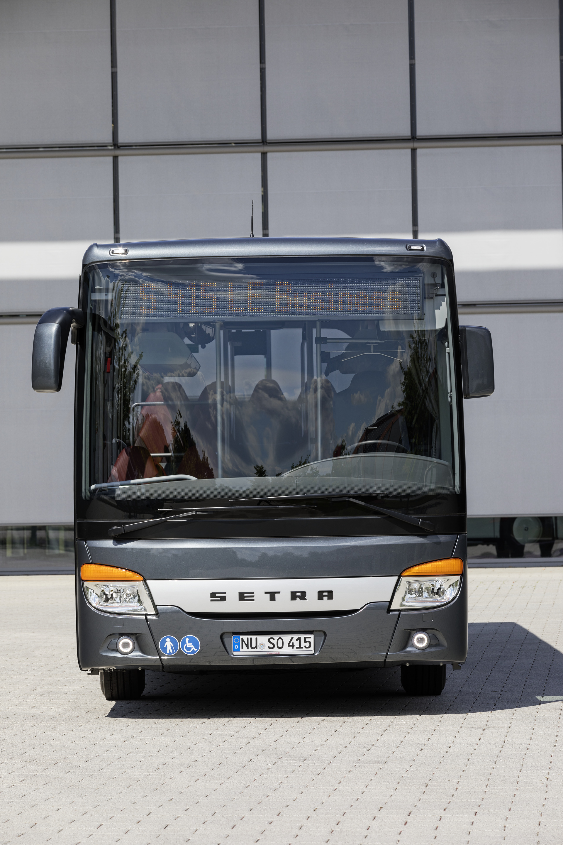 Setra S 415 LE business, Exterior, Slate Metallic, OM 936 Euro VI rated at 260 kW/354 hp, displacement 7.7 l, 6-speed automatic transmission, length/width/height: 12330/2550/3350 mm, seating: 1/45. Preview IAA Daimler Buses – World Premiere eCitaro