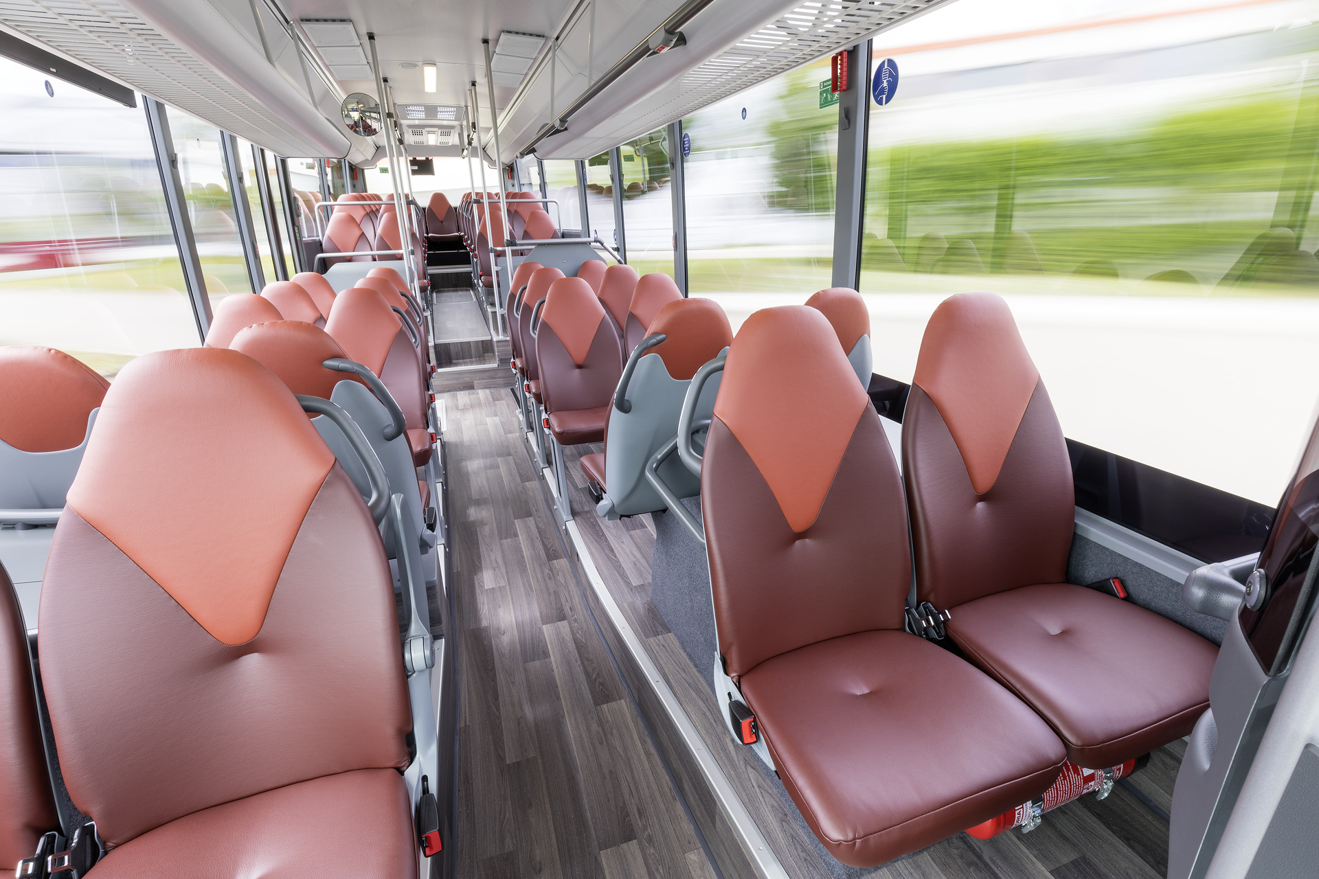 Setra S 415 LE business, Interior, seat covers: chestnut, OM 936 Euro VI rated at 260 kW/354 hp, displacement 7.7 l, 6-speed automatic transmission, length/width/height: 12330/2550/3350 mm, seating: 1/45. Preview IAA Daimler Buses – World Premiere eCitaro